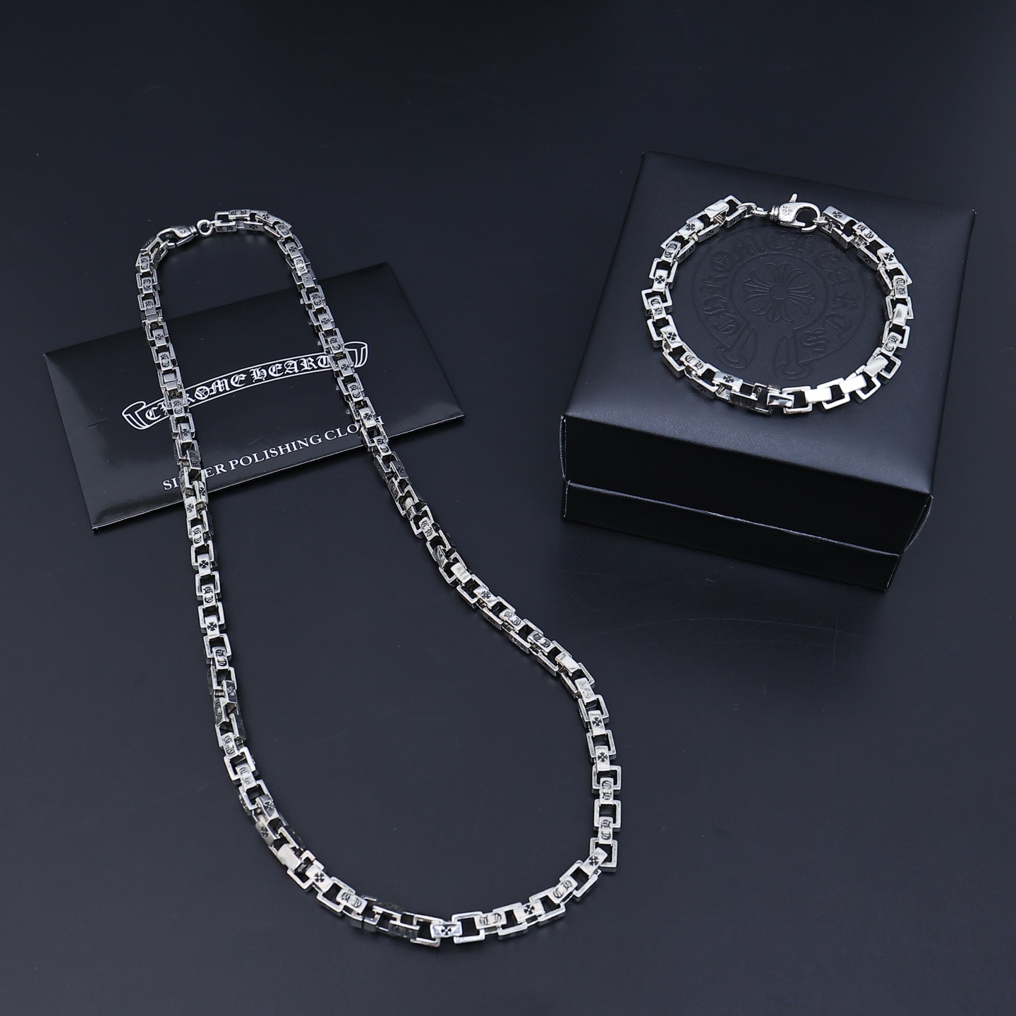 NO:379863,Necklace bracelet is so cool. The latest model of Croxin is not explosive. It is direct sales from the manufacturer. The original version is one-to-one reproduction. Croxin, jewelry quality, chrome hearts, necklace, bracelet19860909项链手链 太帅爆了最新款克罗心 不爆不发 厂家直销 原版一比一复刻 克罗心,饰品精品,chrome hearts,necklace,bracelet,Jewelry