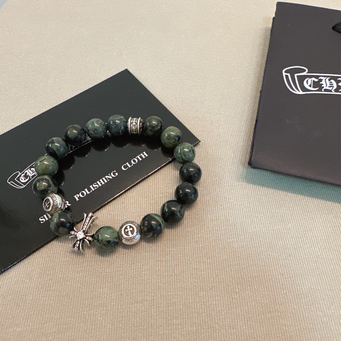 NO:603326,Chrome Hearts New Product Release Jumei's latest bracelet is of a higher quality and is the same style as that of celebrities. The details are distressed and the version is not available in the market with a shiny version. This model has been on sale. Chrome Hearts is a best-selling model. It goes well with trendy clothes, high-quality jewelry, and chrome hearts.19860909批克罗心 新品发布巨美最新款手串档次更高明星同款 细节对版做旧处理 非市面亮面版型 这款一直在出 克罗心里面热卖款 非常好搭配潮流衣服,饰品精品,chrome hearts,Jewelry