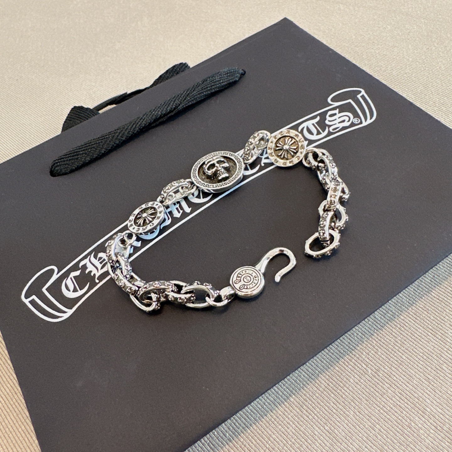 NO:555472,So handsome, the latest Chrome Hearts. No explosions, no hair. Factory direct sales. Original one-to-one replica. Chrome Hearts Bracelet, fine jewelry, chrome hearts, bracelet.19860909太帅爆了最新款克罗心 不爆不发 厂家直销 原版一比一复刻 克罗心手链,饰品精品,chrome hearts,bracelet,Jewelry