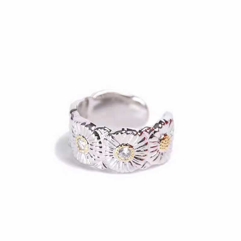 “Karen’s Daisy Ring: A Timeless Symbol of Love and Connection” - 图片 5