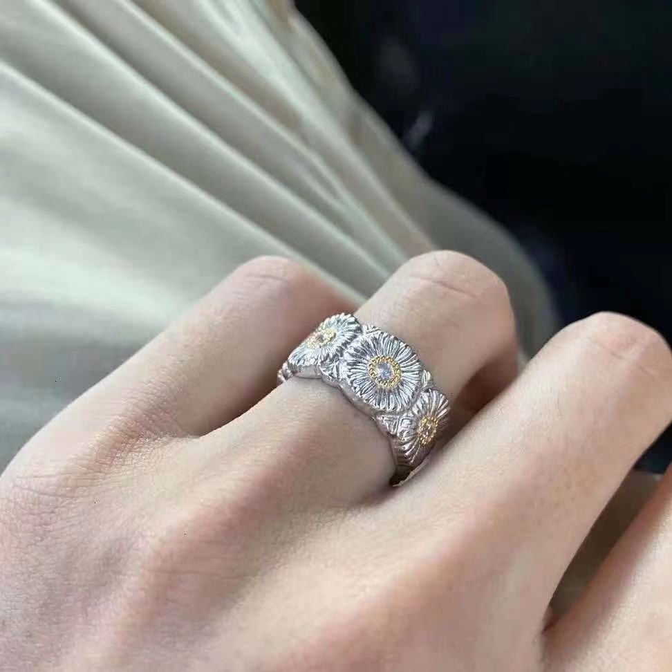 “Karen’s Daisy Ring: A Timeless Symbol of Love and Connection” - 图片 2