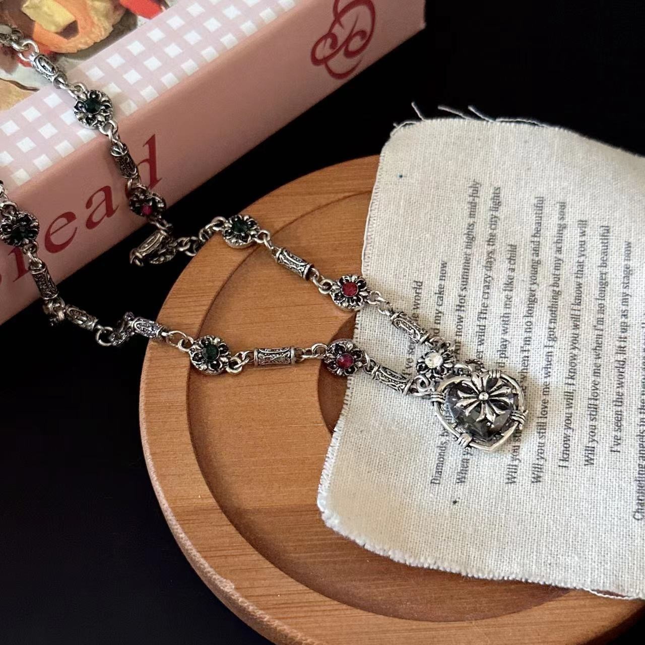 クロ心デザインの愛心八芒星ネックレス - パンクスタイルのロック感