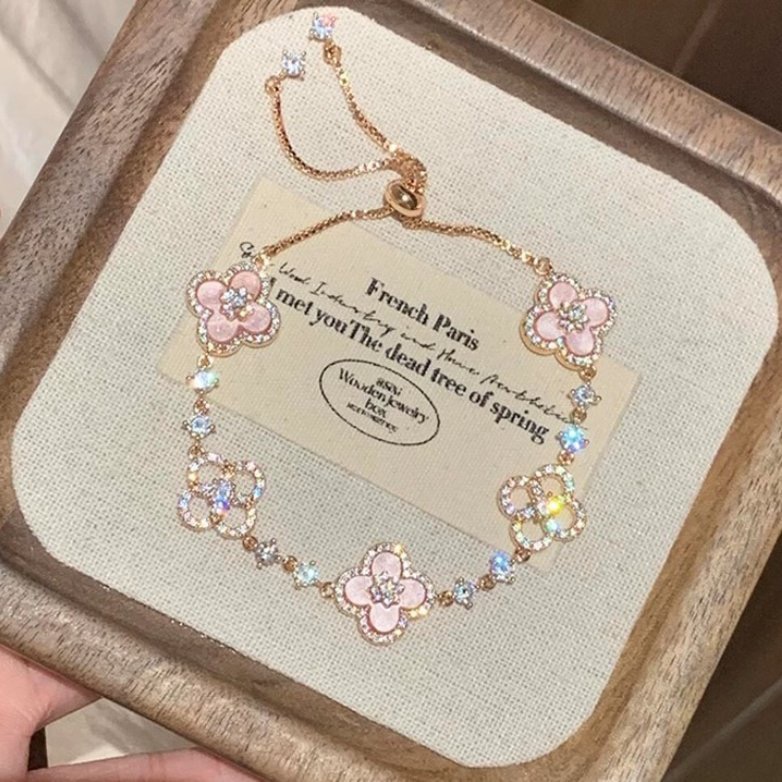 NO:377880,'Qi Meng Sweet Cherry' medieval pink fritillary four-leaf clover bracelet micro-inlaid zircon hollow high-end light luxury handpieces, jewelry quality, bracelet19860909「绮梦甜樱」中古粉色贝母四叶草手链微镶锆石镂空高级感轻奢手饰,饰品精品,bracelet,Jewelry