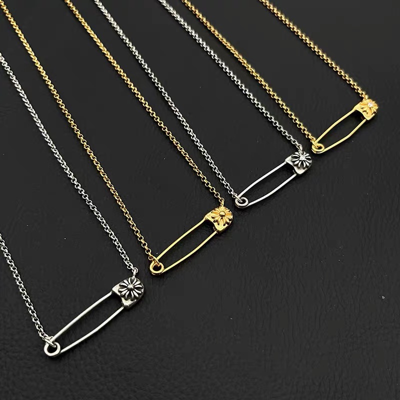 NO:583355,Decorated with Qianxi high-end retro aged 22K gold pin necklace cross flower European and American men's and women's classic trendy brand, jewelry boutique, necklace19860909饰仟禧高级感复古做旧22K金色别针项链十字花欧美男女经典款潮牌,饰品精品,necklace,Jewelry