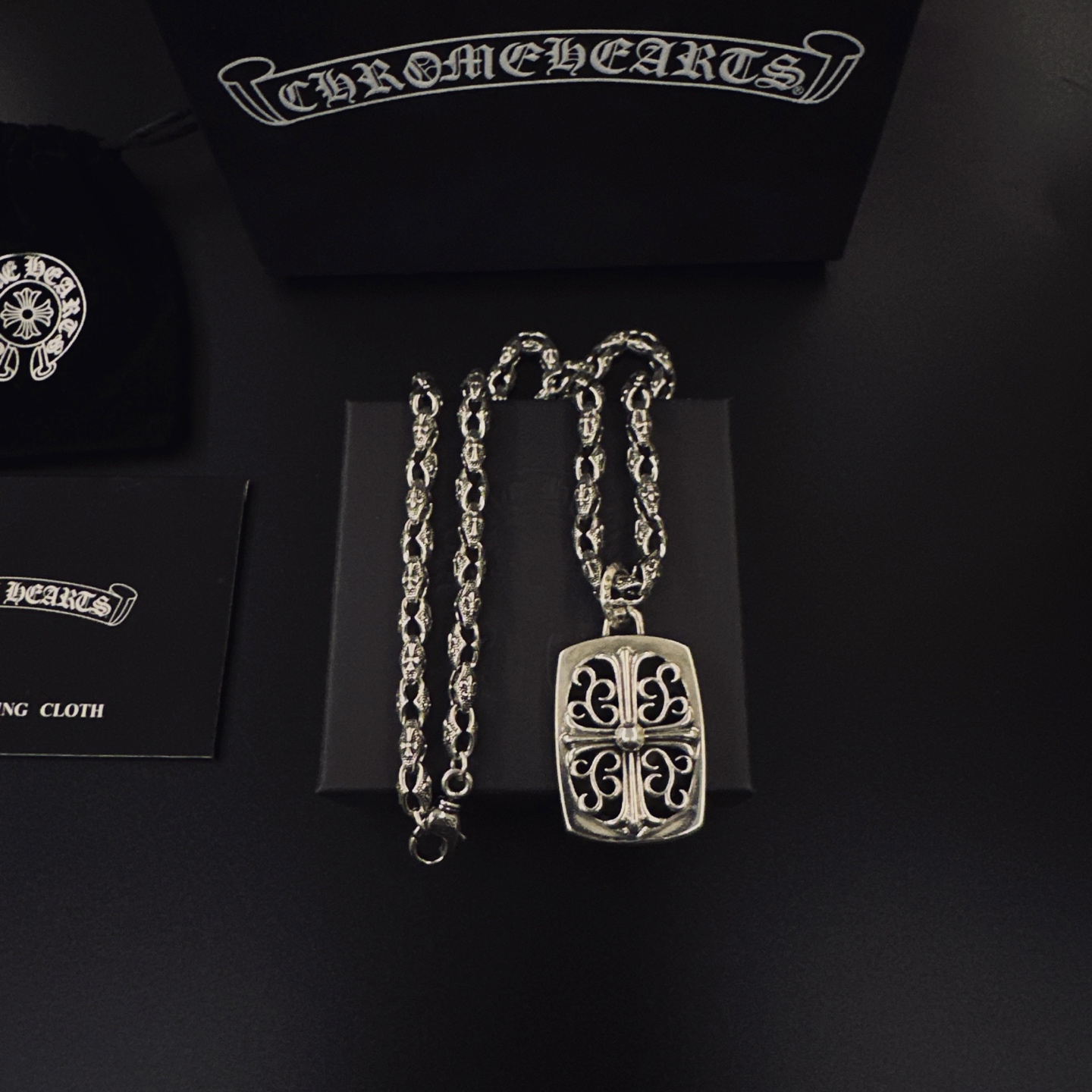 NO:589950,[Hot Recommendation] Chrome Hearts Necklace, extremely handsome Chrome Hearts Necklace. The different patterns and design styles show the difference. The cross and the Scout flower are the symbol of Chrome Hearts, so they are more durable. Genuine patterned Chrome Hearts are different from the ordinary light version in the market. The quality is retro and aged. It can be worn by both men and women. Trendy and fashionable, rock punk Thai silver style. Retro elements. The same style for couples is full of fashion sense. Directly sold by the factory, versatile and trendy and versatile.  This has been on sale and is a hot-selling model in Chrome Hearts. It goes well with fashionable clothes, fine jewelry, chrome hearts, chrome hearts, and necklaces.19860909［爆款推荐］ 克罗心项链,帅爆了克罗心项链 造型不同的花纹设计风格 呈现出与众不同 十字架 童军花是克罗心的标志所以更经久不衰 正品打版Chrome Hearts克罗心区别市场普通轻版对版对标品质 复古做旧灰氧程度.～潮流时尚必备 男女均可佩戴 潮流时尚,摇滚朋克泰银风格 复古元素 情侣同款时尚感十足厂家直销,个性百搭潮流百搭款. 这款一直在出 克罗心里面热卖款 非常好搭配时尚衣服,饰品精品,chrome hearts,chrome hearts,necklace,Jewelry