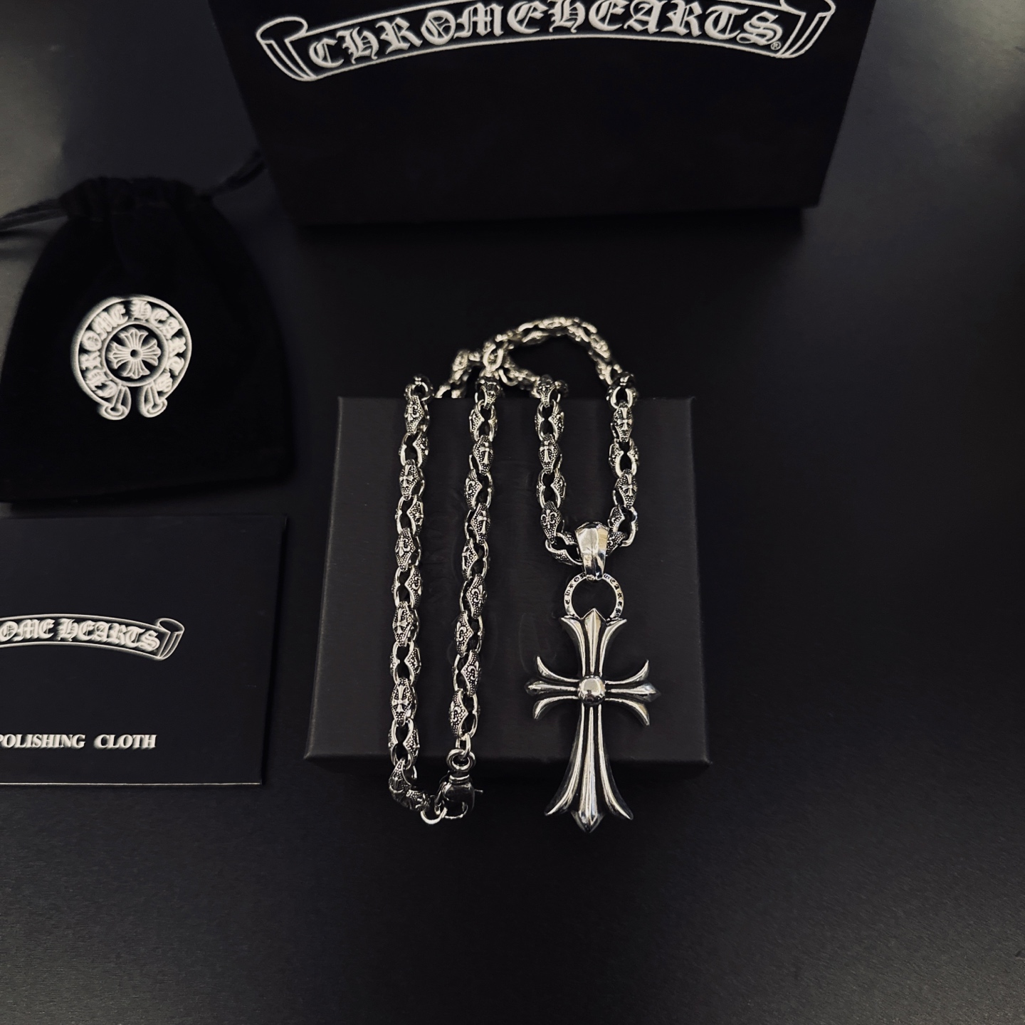 NO:603330,[Hot Recommendation] Chrome Hearts Necklace, the Chrome Hearts Necklace is extremely handsome. The different patterns and design styles show the difference. The cross and the Scout flower are the symbol of Chrome Hearts, so they are more durable. Genuine patterned Chrome Hearts are different from the ordinary light version in the market. The quality is retro and aged. It can be worn by both men and women. Trendy and fashionable, rock punk Thai silver style. Retro elements. The same style for couples is full of fashion sense. Directly sold by the factory, versatile and trendy and versatile.  This has been on sale and is a hot-selling model in Chrome Hearts. It goes well with fashionable clothes, fine jewelry, chrome hearts, chrome hearts, and necklaces.19860909［爆款推荐］ 克罗心项链,帅爆了克罗心项链 造型不同的花纹设计风格 呈现出与众不同 十字架 童军花是克罗心的标志所以更经久不衰 正品打版Chrome Hearts克罗心区别市场普通轻版对版对标品质 复古做旧灰氧程度.～潮流时尚必备 男女均可佩戴 潮流时尚,摇滚朋克泰银风格 复古元素 情侣同款时尚感十足厂家直销,个性百搭潮流百搭款. 这款一直在出 克罗心里面热卖款 非常好搭配时尚衣服,饰品精品,chrome hearts,chrome hearts,necklace,Jewelry