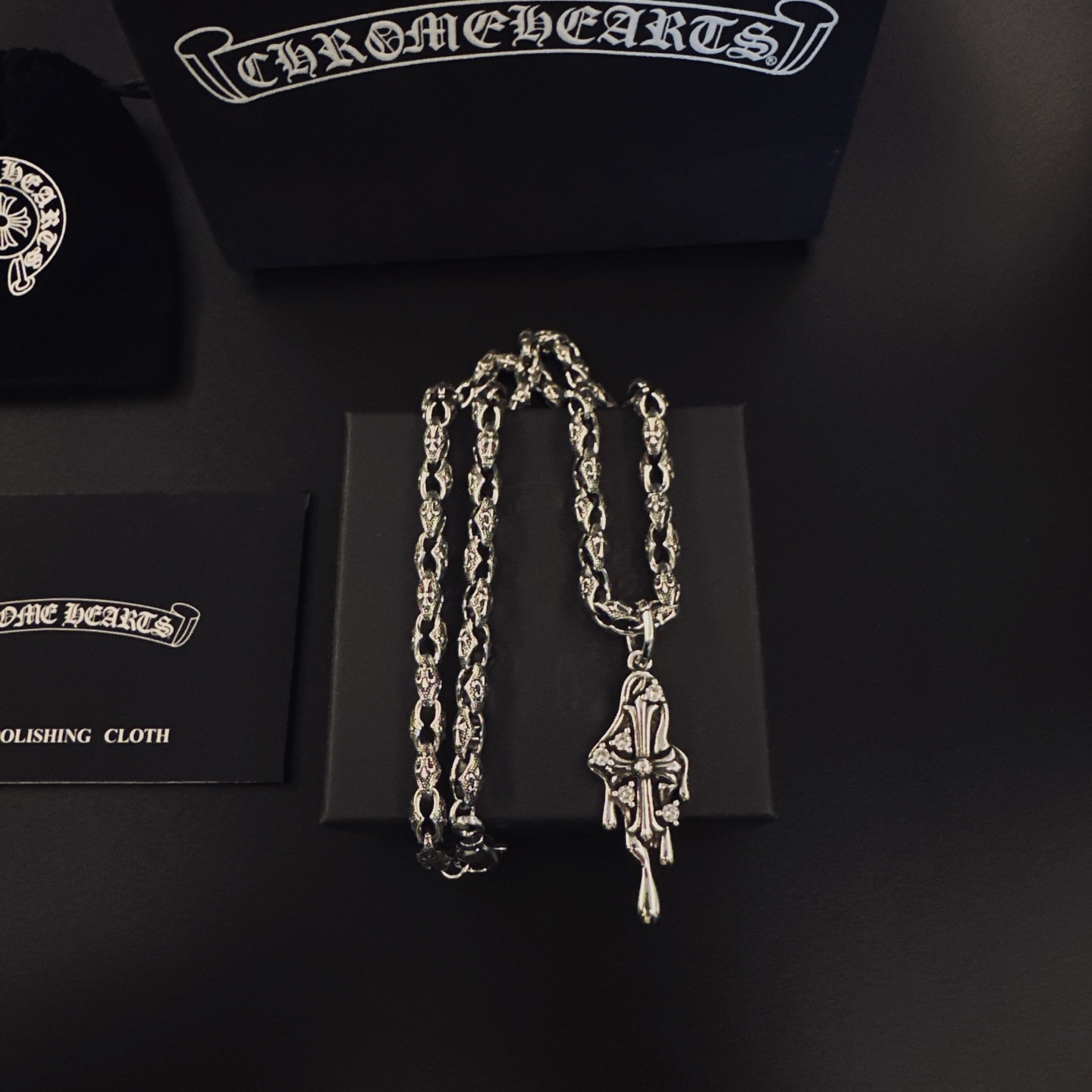 NO:603360,[Hot Recommendation] Chrome Hearts Necklace, the Chrome Hearts Necklace is extremely handsome. The different patterns and design styles show the difference. The cross and the Scout flower are the symbol of Chrome Hearts, so they are more durable. Genuine patterned Chrome Hearts are different from the ordinary light version in the market. The quality is retro and aged. It can be worn by both men and women. Trendy and fashionable, rock punk Thai silver style. Retro elements. The same style for couples is full of fashion sense. Directly sold by the factory, versatile and trendy and versatile.  This has been on sale and is a hot-selling model in Chrome Hearts. It goes well with fashionable clothes, fine jewelry, chrome hearts, chrome hearts, and necklaces.19860909［爆款推荐］ 克罗心项链,帅爆了克罗心项链 造型不同的花纹设计风格 呈现出与众不同 十字架 童军花是克罗心的标志所以更经久不衰 正品打版Chrome Hearts克罗心区别市场普通轻版对版对标品质 复古做旧灰氧程度.～潮流时尚必备 男女均可佩戴 潮流时尚,摇滚朋克泰银风格 复古元素 情侣同款时尚感十足厂家直销,个性百搭潮流百搭款. 这款一直在出 克罗心里面热卖款 非常好搭配时尚衣服,饰品精品,chrome hearts,chrome hearts,necklace,Jewelry