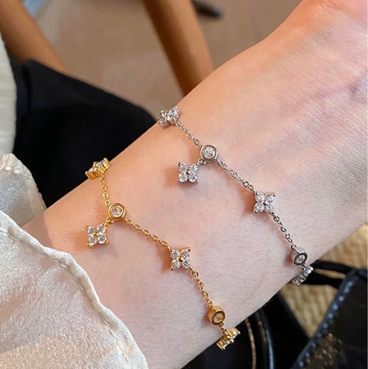 NO:641908,Tassel four-leaf clover bracelet for girls, niche, simple, versatile and light luxury design, gift the same style of exquisite hand jewelry to your besties, boutique jewelry, bracelet19860909流苏四叶草手链女生小众简约百搭轻奢设计感送闺蜜同款精致手饰品,饰品精品,bracelet,Jewelry