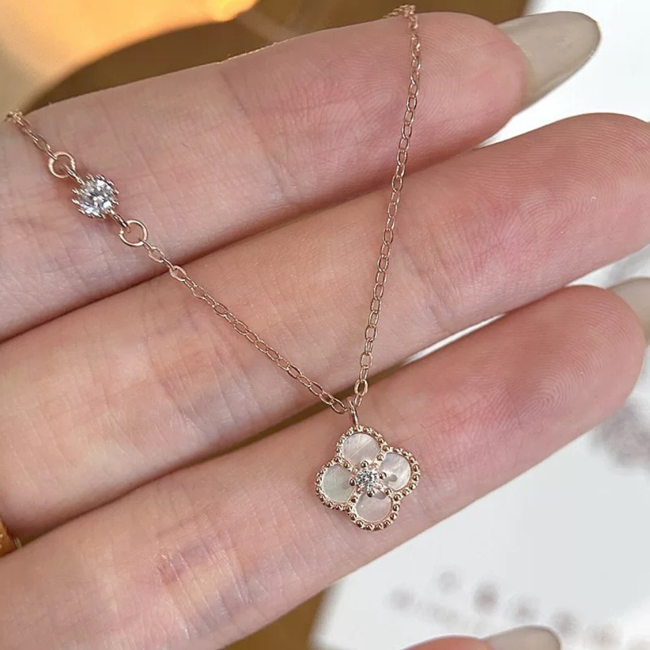 NO:641914,Four-leaf clover necklace women's fashion light luxury champagne color clavicle chain forest style small fresh pendant, jewelry boutique, necklace19860909四叶草项链女时尚轻奢香槟色锁骨链森系小清新吊坠,饰品精品,necklace,Jewelry