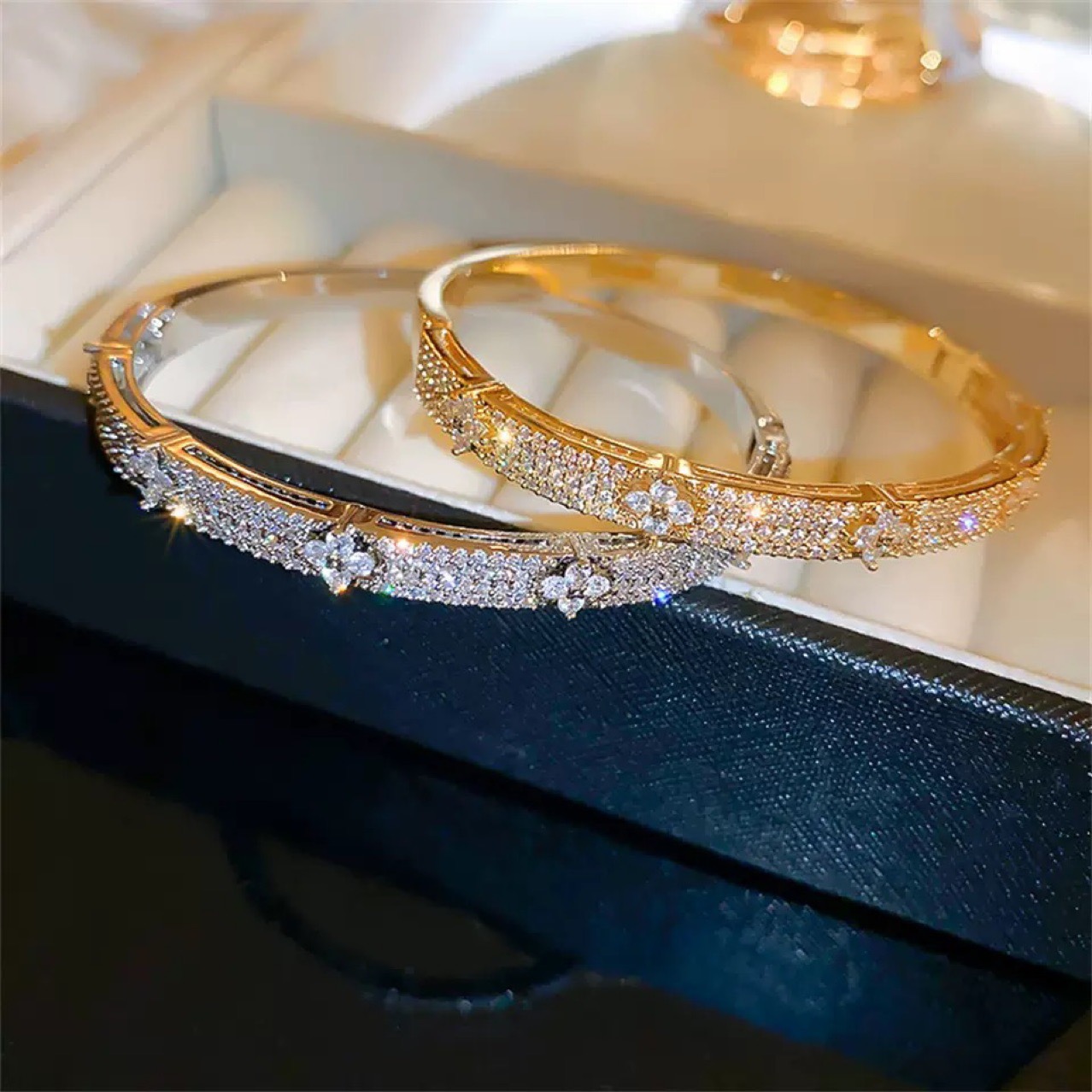 NO:641916,Full diamond small four-leaf clover zircon bracelet niche fashion simple versatile bracelet temperament light luxury European, jewelry boutique, bracelet19860909满钻小四叶草锆石手镯小众时尚简约百搭手环气质轻奢欧,饰品精品,bracelet,Jewelry