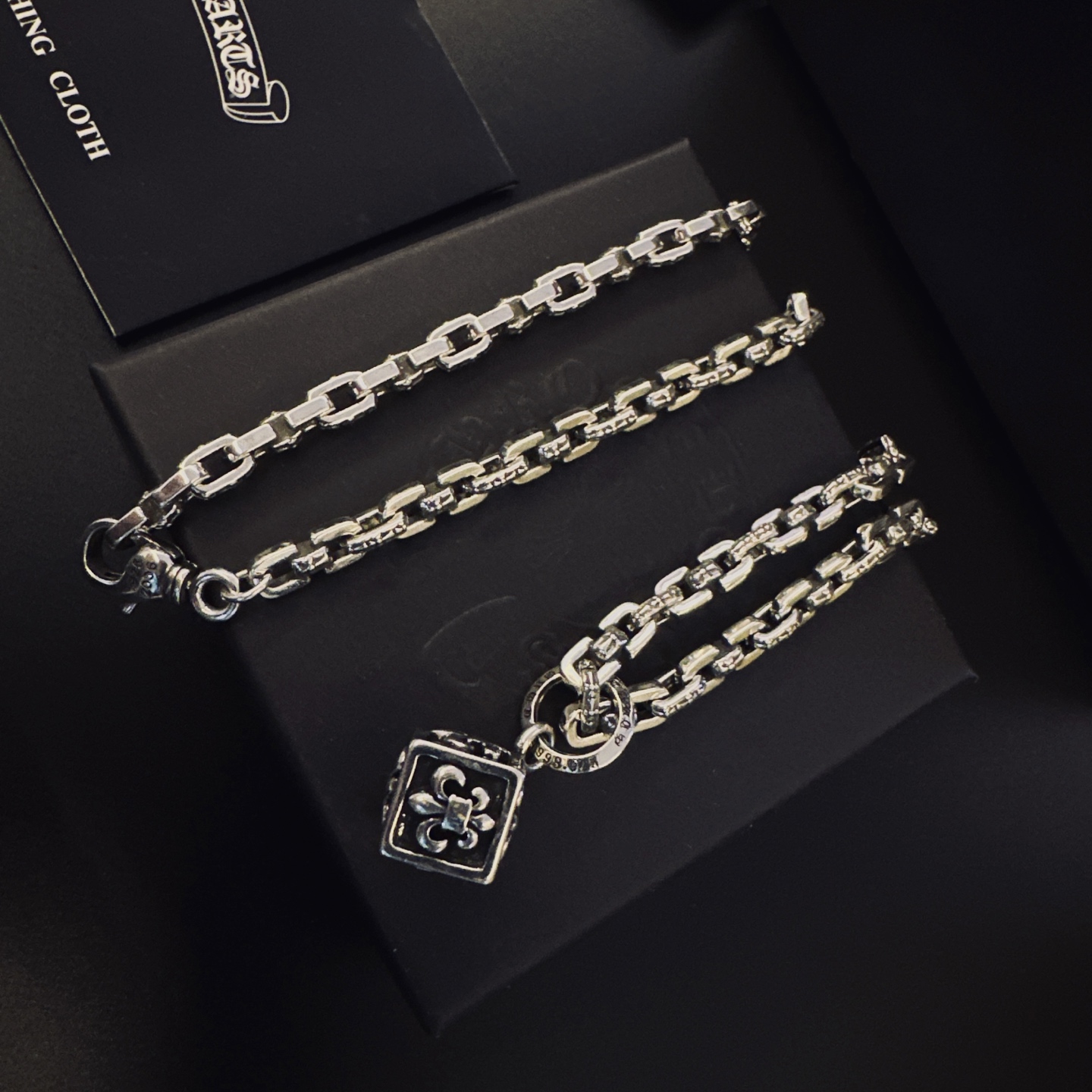 🆕 P［新品上架］𝐂𝐡𝐫𝐨𝐦𝐞 𝐡𝐞𝐚𝐫𝐭𝐬 克罗心项链，帅爆了最新款克罗心项链 ⚜️造型不同的花纹设计风格 呈现出与众