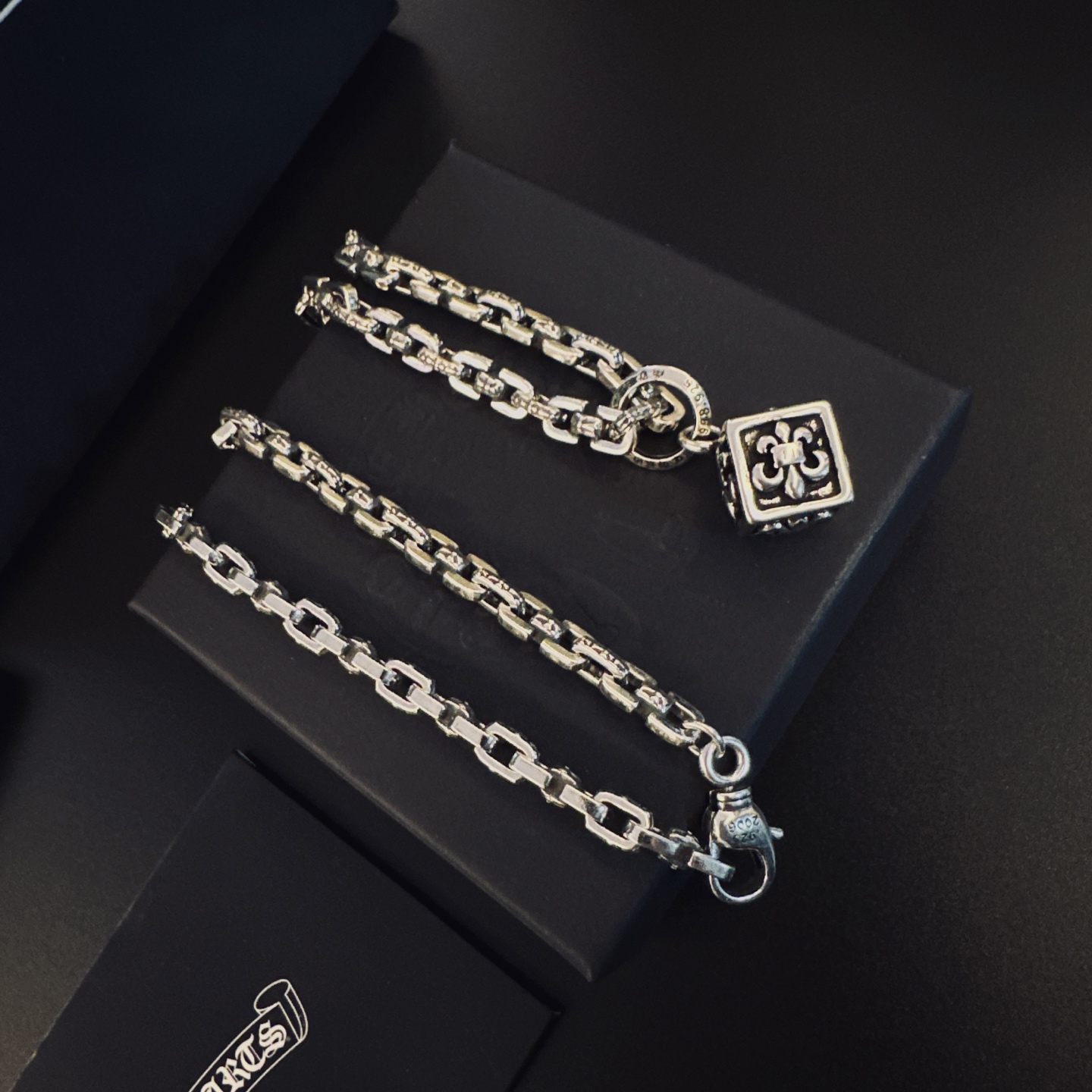 🆕 P［新品上架］𝐂𝐡𝐫𝐨𝐦𝐞 𝐡𝐞𝐚𝐫𝐭𝐬 克罗心项链，帅爆了最新款克罗心项链 ⚜️造型不同的花纹设计风格 呈现出与众