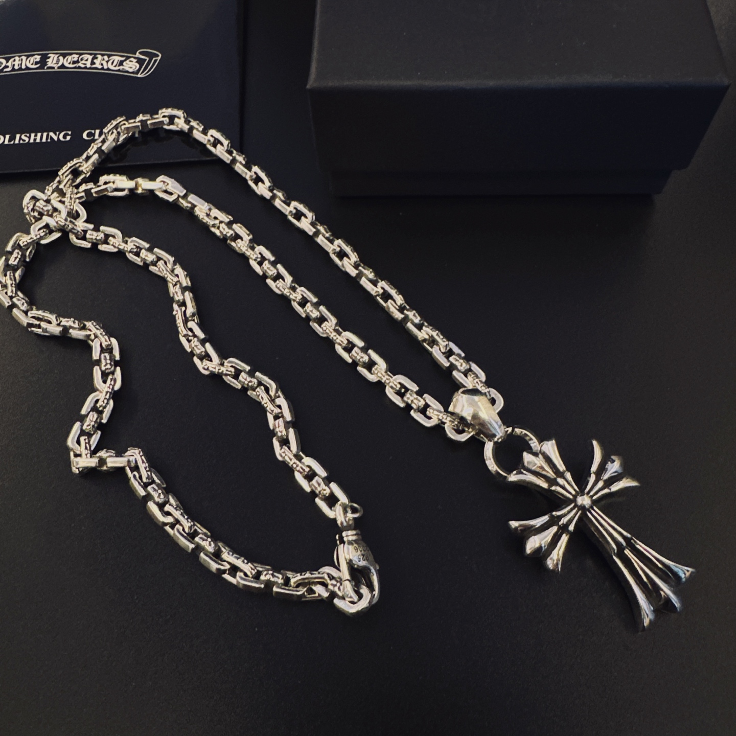 🆕 。［新品上架］𝐂𝐡𝐫𝐨𝐦𝐞 𝐡𝐞𝐚𝐫𝐭𝐬 克罗心项链，帅爆了最新款克罗心项链 ⚜️造型不同的花纹设计