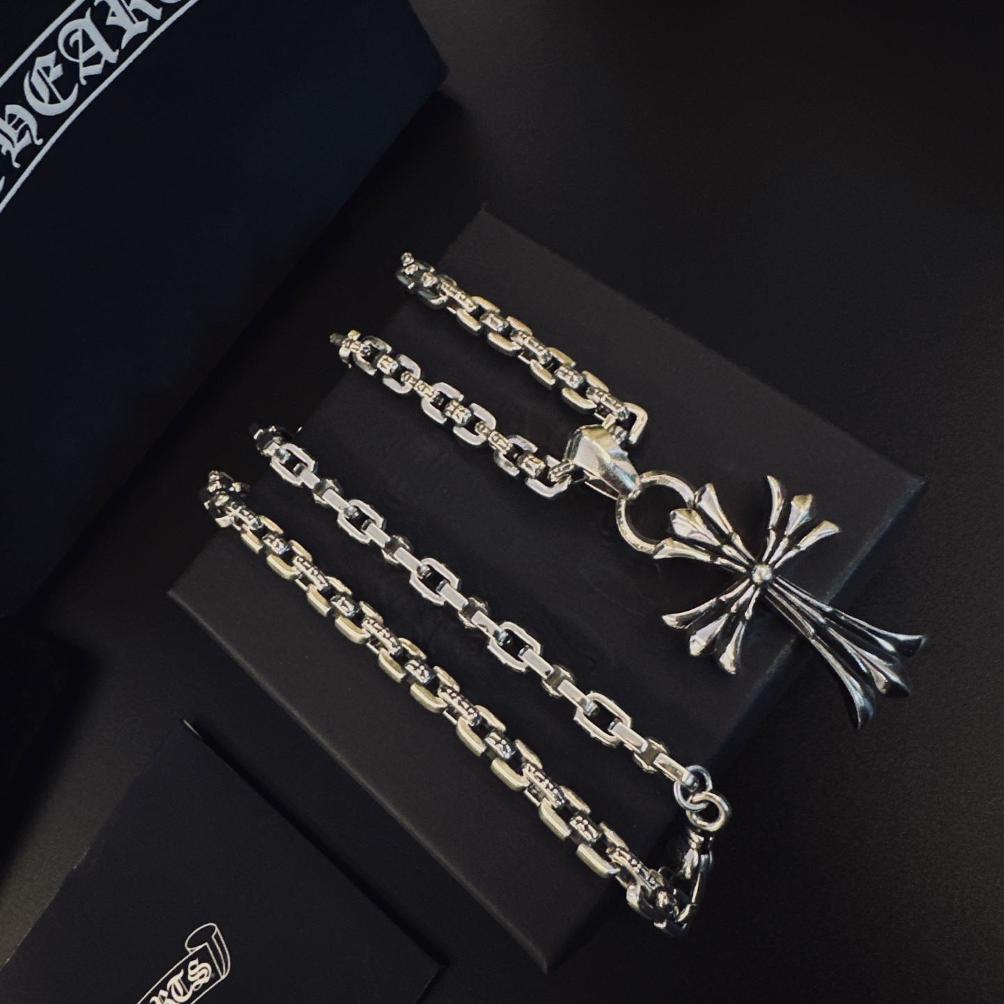 🆕 。［新品上架］𝐂𝐡𝐫𝐨𝐦𝐞 𝐡𝐞𝐚𝐫𝐭𝐬 克罗心项链，帅爆了最新款克罗心项链 ⚜️造型不同的花纹设计