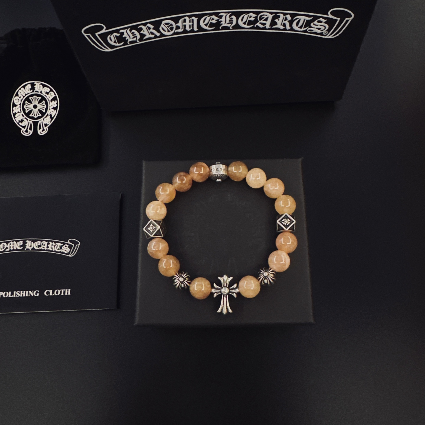 NO:896094,New product release: The latest Chanel bracelet is of a higher quality. The same style as that of celebrities. The details are distressed. The glossy version is not available in the market. This model has been released. It is a best-selling model in Chanel. It is very suitable for fashionable clothes, high-quality jewelry, and Chanel.19860909新品发布巨美香奈儿最新款手串档次更高明星同款 细节对版做旧处理 非市面亮面版型 这款一直在出 香奈儿里面热卖款 非常好搭配潮流衣服,饰品精品,chanel,Jewelry