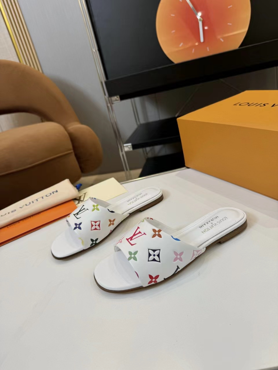 NO:250134,Fashionable password LV x Takashi Murakami jointly signed semi-drag family members, the fashion circle has put in big moves!  Louis Vuitton joined hands with TM 6AM and Takashi Murakami to dream-related this flat half-slipper, which will kill the whole fashion circle. The top-level texture is hard to grasp. Selected leather fabrics, soft and high-end, and the LV brand prints on it are classic and eye-catching. Walking on the street is the most beautiful girl. Italian leather soles are not only wear-resistant, but every step is like stepping on the clouds, so comfortable that you don’t want to take them off. This is not just a pair of slippers, but a fashionable attitude for walking, a must-have for trend experts when going out. Whoever wears them looks good, it’s not a loss to buy them quickly!   #LV joint #Murakami Takashi cooperation #fashioned semi-slippers #top fashion items imported fabrics, breathable sheepskin inner sole, Italian genuine leather sole, size 35-42 (customized by 34/40/41/42), slippers, louis vuitton, louis vuitton, slippers, cowhide, sheepskin19860909时髦密码 LV x 村上隆联名半拖  家人们,时尚圈又双叒放大招！路易威登携手TM 6AM、村上隆,梦幻联动出这款平底半拖鞋,一整个杀疯时尚圈.  顶级质感狠狠拿捏 精选真皮面料,柔软贴脚又显高级,上面的LV品牌印花,经典又吸睛,走在街上就是最靓的妞儿.意大利真皮鞋底,不仅耐磨,每一步都像踩在云朵上,舒适到不想脱.  这可不只是一双拖鞋,是行走的时尚态度,潮流达人的出街必备.谁穿谁好看,速速入手不亏！  #LV联名 #村上隆合作 #时尚半拖鞋 #顶级时尚单品 面料进口牛皮面料 内里透气羊皮 鞋底意大利真皮底 码数35－42(34/40/41/42定做),拖鞋,louis vuitton,louis vuitton,slippers,cowhide,sheepskin,Women's Shoes