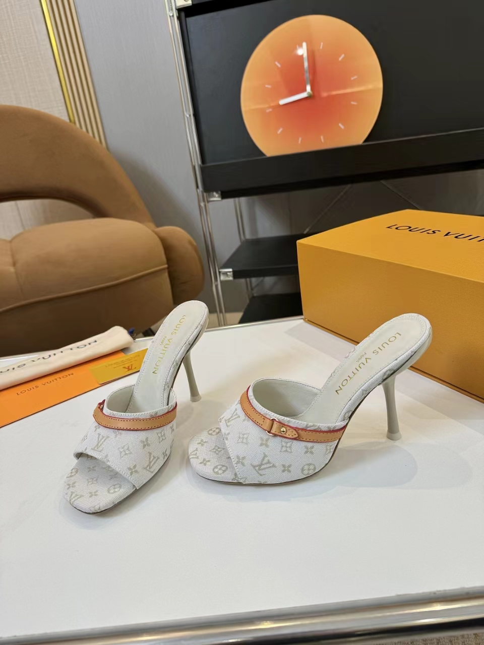 NO:250129,The perfect fusion of luxury and fashion | LV high heel sandals 10cm high heels Family, today I must share with you this pair of beautiful LV high heel sandals!  Its design is simply amazing, and classic LV elements are integrated into it, demonstrating the unparalleled brand charm. The exquisite workmanship and every detail are handled just right, from the upper to the heel, exudes a high-end texture. When you wear it, you instantly feel that your aura is 2.8 meters tall. Whether it is matched with skirts or trousers, you can easily create a fashionable and noble look. If you also pursue high-quality fashion items, then these pairs of LV high-heeled sandals are definitely not to be missed!  Original fabric denim print   presbyterian leather   color-blocked cowhide leather Original mixed-bred sheepskin   sheepskin footbed Sole Italian genuine leather sole Heel height 10㎝ Gold height, super comfortable Size 35-42 (customized by 40/41/42), slippers, louis vuitton, sandals, slippers, skirts, cowhide, sheepskin, gold19860909奢华与时尚的完美融合 | LV 高跟凉鞋 10cm跟高 家人们,今天必须要给你们分享这双美炸了的 LV 高跟凉鞋！ 它的设计简直太惊艳了,经典的 LV 元素融入其中,彰显着无与伦比的品牌魅力. 精致的做工,每一个细节都处理得恰到好处,从鞋面到鞋跟,都散发着高级质感. 穿上它,瞬间感觉自己气场两米八,无论是搭配裙装还是裤装,都能轻松打造出时尚又高贵的造型. 如果你也追求高品质的时尚单品,那么这双 LV 高跟凉鞋绝对不容错过！ 面料原版牛仔印花 老花皮 拼色牛皮 里料原版混种羊皮 羊皮垫脚 鞋底意大利真皮底 跟高10㎝黄金高度,超级舒服 码数35－42(40/41/42定做),拖鞋,louis vuitton,sandals,slippers,skirts,cowhide,sheepskin,gold,Women's Shoes