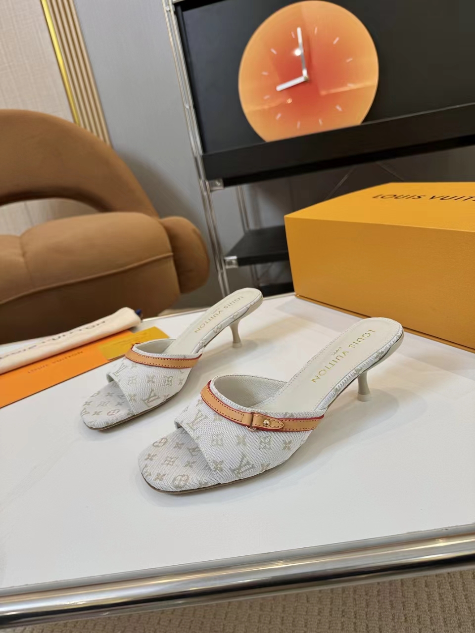 NO:250124,Heel height 5.5cm, top version of fashion essential LV Louis Vuitton high heel slippers, a luxurious new experience. Today I recommend a beautiful Louis Vuitton slippers. It uses a high-end genuine leather sole, and the feet feel comfortable, and every step seems to be walking in the clouds. The high-end last adjustment process makes the feet feel comfortable and invincible!  The perfect combination of brand printed leather and brand hardware buckles creates a unique fashion spark, highlighting nobility and luxury!  Classic design, exquisite craftsmanship, and details show quality. Whether it is the casual style of jeans or the elegant style of skirts, it can be easily controlled. Wearing these pairs of shoes will become the focus of fashion on the street and highlight your elegant taste!  Fabric brand printed fabric, breathable sheepskin inner sole, Italian leather sole, size 35-42 (customized by 34/40/41/42), slippers, louis vuitton, louis vuitton, slippers, skirts, jeans, sheepskin19860909跟高5.5cm 顶级版本时尚必备 LV路易威登高跟拖鞋,奢华新体验 今天给大家推荐一款路易威登的绝美拖鞋 它采用高档真皮底,脚感舒适,每一步都仿佛走在云端. 高端的调楦工艺,脚感舒适无敌！ 品牌印花皮与品牌五金饰扣的完美结合,碰撞出独特的时尚火花,衬托出高贵与奢华！ 经典的设计,精湛的工艺,细节之处尽显品质. 无论是搭配牛仔裤的休闲风,还是裙装的优雅范,它都能轻松驾驭. 穿上这双鞋,成为街头的时尚焦点,彰显您的高雅品味！ 面料品牌印花面料 内里透气羊皮 鞋底意大利真皮底 码数35－42(34/40/41/42定做),拖鞋,louis vuitton,louis vuitton,slippers,skirts,jeans,sheepskin,Women's Shoes