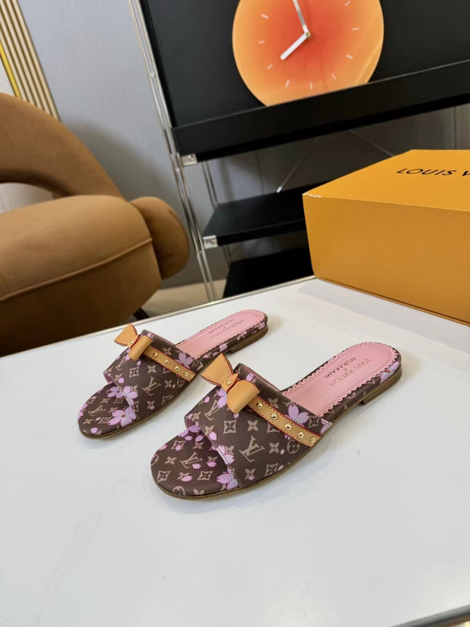 NO:250138,Fashionable password LV x Takashi Murakami jointly signed semi-drag family members, the fashion circle has put in big moves!  Louis Vuitton joined hands with TM 6AM and Takashi Murakami to dream-related this flat half-slipper, which will kill the whole fashion circle. The top-level texture is hard to grasp. Selected leather fabrics, soft and high-end, and the LV brand prints on it are classic and eye-catching. Walking on the street is the most beautiful girl. Italian leather soles are not only wear-resistant, but every step is like stepping on the clouds, so comfortable that you don’t want to take them off. This is not just a pair of slippers, but a fashionable attitude for walking, a must-have for trend experts when going out. Whoever wears them looks good, it’s not a loss to buy them quickly!   #LV joint #Murakami Takashi cooperation #fashioned semi-slippers #top fashion items original printed fabrics breathable sheepskin sole Italian leather sole size 35-42 (customized by 34/40/41/42), slippers, louis vuitton, louis vuitton, slippers, sheepskin19860909时髦密码 LV x 村上隆联名半拖  家人们,时尚圈又双叒放大招！路易威登携手TM 6AM、村上隆,梦幻联动出这款平底半拖鞋,一整个杀疯时尚圈.  顶级质感狠狠拿捏 精选真皮面料,柔软贴脚又显高级,上面的LV品牌印花,经典又吸睛,走在街上就是最靓的妞儿.意大利真皮鞋底,不仅耐磨,每一步都像踩在云朵上,舒适到不想脱.  这可不只是一双拖鞋,是行走的时尚态度,潮流达人的出街必备.谁穿谁好看,速速入手不亏！  #LV联名 #村上隆合作 #时尚半拖鞋 #顶级时尚单品 面料原版印花面料 内里透气羊皮 鞋底意大利真皮底 码数35－42(34/40/41/42定做),拖鞋,louis vuitton,louis vuitton,slippers,sheepskin,Women's Shoes