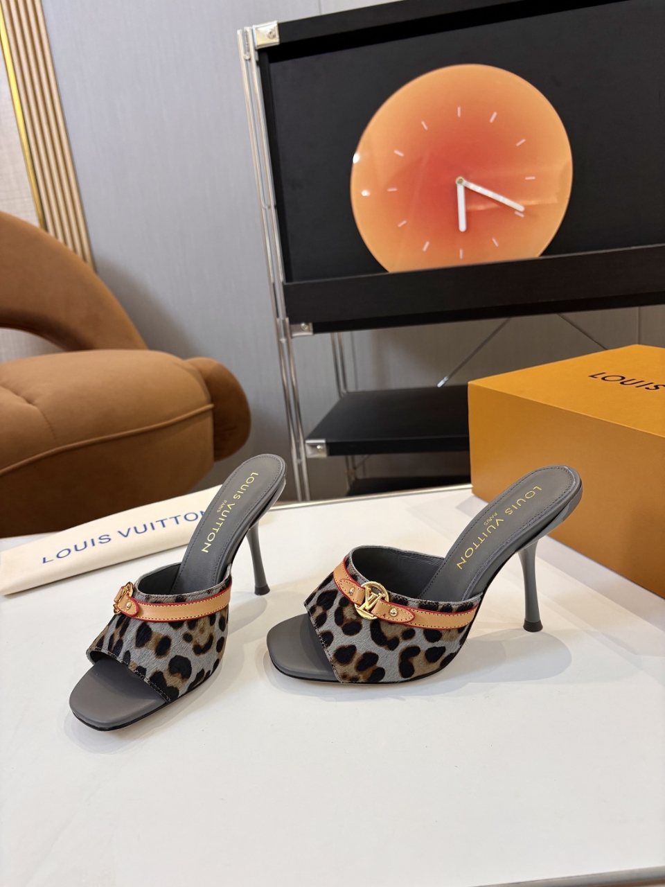 NO:408636,Heel height 10cm, top version of fashion essential LV Louis Vuitton high heel slippers, a luxurious new experience. Today I recommend a beautiful Louis Vuitton slippers. It uses a high-end genuine leather sole, and the feet feel comfortable, and every step seems to be walking in the clouds. The high-end last adjustment process makes the feet feel comfortable and invincible!  The perfect combination of horse-hair printed leather and brand hardware buckles creates a unique fashion spark, highlighting nobility and luxury!  Classic design, exquisite craftsmanship, and details show quality. Whether it is the casual style of jeans or the elegant style of skirts, it can be easily controlled. Wearing these pairs of shoes will become the focus of fashion on the street and highlight your elegant taste!  Fabric brand printed horse-hair fabric, breathable sheepskin inner lining, Italian genuine leather sole, size 35-42 (customized by 34/40/41/42), high heels slippers, louis vuitton, louis vuitton, high heels, slippers, skirts, jeans, sheepskin19860909跟高10cm 顶级版本时尚必备 LV路易威登高跟拖鞋,奢华新体验 今天给大家推荐一款路易威登的绝美拖鞋 它采用高档真皮底,脚感舒适,每一步都仿佛走在云端. 高端的调楦工艺,脚感舒适无敌！ 马毛印花皮与品牌五金饰扣的完美结合,碰撞出独特的时尚火花,衬托出高贵与奢华！ 经典的设计,精湛的工艺,细节之处尽显品质. 无论是搭配牛仔裤的休闲风,还是裙装的优雅范,它都能轻松驾驭. 穿上这双鞋,成为街头的时尚焦点,彰显您的高雅品味！ 面料品牌印花马毛面料 内里透气羊皮 鞋底意大利真皮底 码数35－42(34/40/41/42定做),高跟鞋拖鞋,louis vuitton,louis vuitton,high heels,slippers,skirts,jeans,sheepskin,Women's Shoes