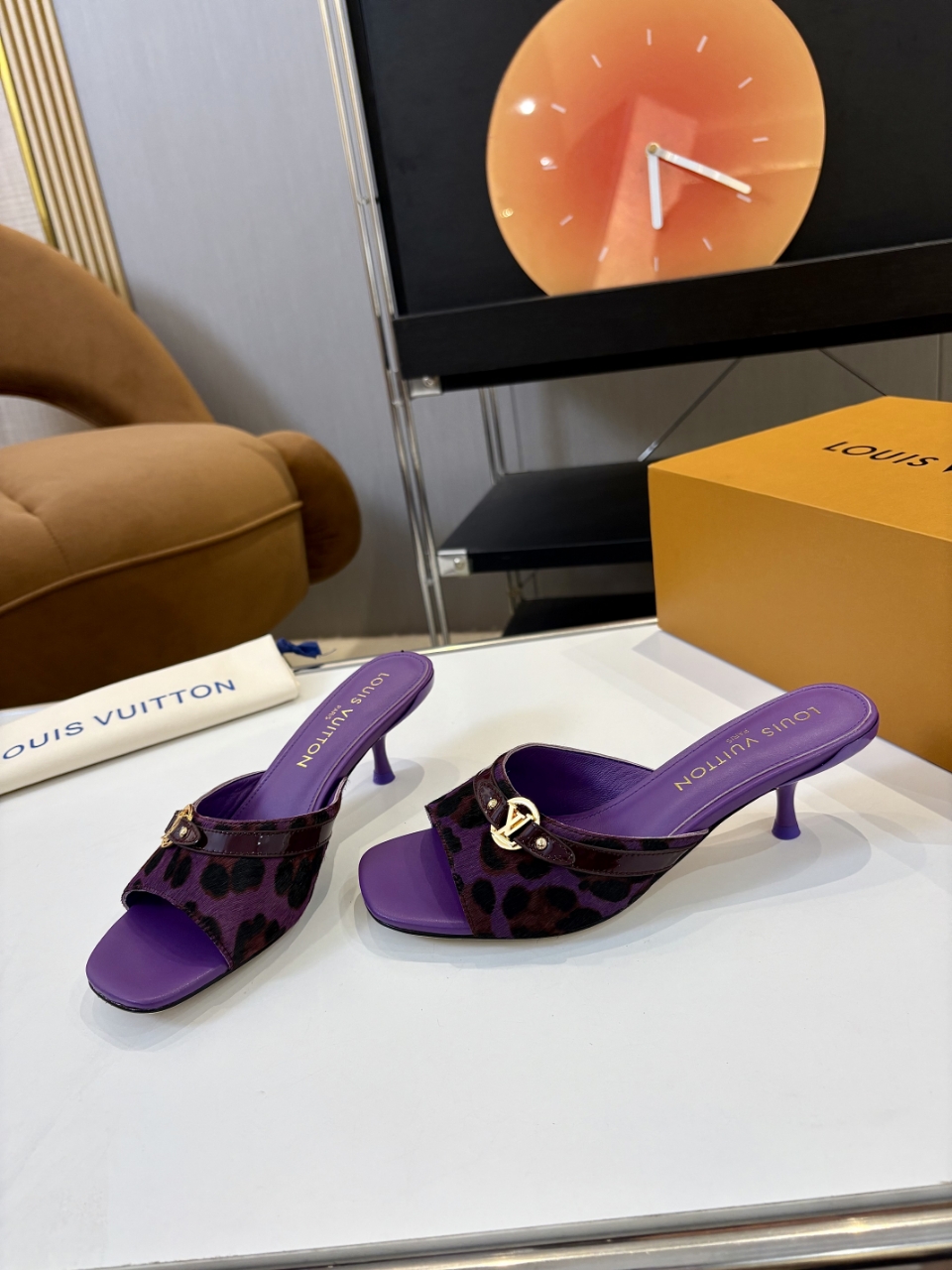 NO:408639,Heel height 5.5cm, top version of fashion essential LV Louis Vuitton high heel slippers, a luxurious new experience. Today I recommend a beautiful Louis Vuitton slippers. It uses a high-end genuine leather sole, and the feet feel comfortable, and every step seems to be walking in the clouds. The high-end last adjustment process makes the feet feel comfortable and invincible!  The perfect combination of horse-hair printed leather and brand hardware buckles creates a unique fashion spark, highlighting nobility and luxury!  Classic design, exquisite craftsmanship, and details show quality. Whether it is the casual style of jeans or the elegant style of skirts, it can be easily controlled. Wearing these pairs of shoes will become the focus of fashion on the street and highlight your elegant taste!  Fabric brand printed horse-hair fabric, breathable sheepskin inner lining, Italian genuine leather sole, size 35-42 (customized by 34/40/41/42), high heels slippers, louis vuitton, louis vuitton, high heels, slippers, skirts, jeans, sheepskin19860909跟高5.5cm 顶级版本时尚必备 LV路易威登高跟拖鞋,奢华新体验 今天给大家推荐一款路易威登的绝美拖鞋 它采用高档真皮底,脚感舒适,每一步都仿佛走在云端. 高端的调楦工艺,脚感舒适无敌！ 马毛印花皮与品牌五金饰扣的完美结合,碰撞出独特的时尚火花,衬托出高贵与奢华！ 经典的设计,精湛的工艺,细节之处尽显品质. 无论是搭配牛仔裤的休闲风,还是裙装的优雅范,它都能轻松驾驭. 穿上这双鞋,成为街头的时尚焦点,彰显您的高雅品味！ 面料品牌印花马毛面料 内里透气羊皮 鞋底意大利真皮底 码数35－42(34/40/41/42定做),高跟鞋拖鞋,louis vuitton,louis vuitton,high heels,slippers,skirts,jeans,sheepskin,Women's Shoes