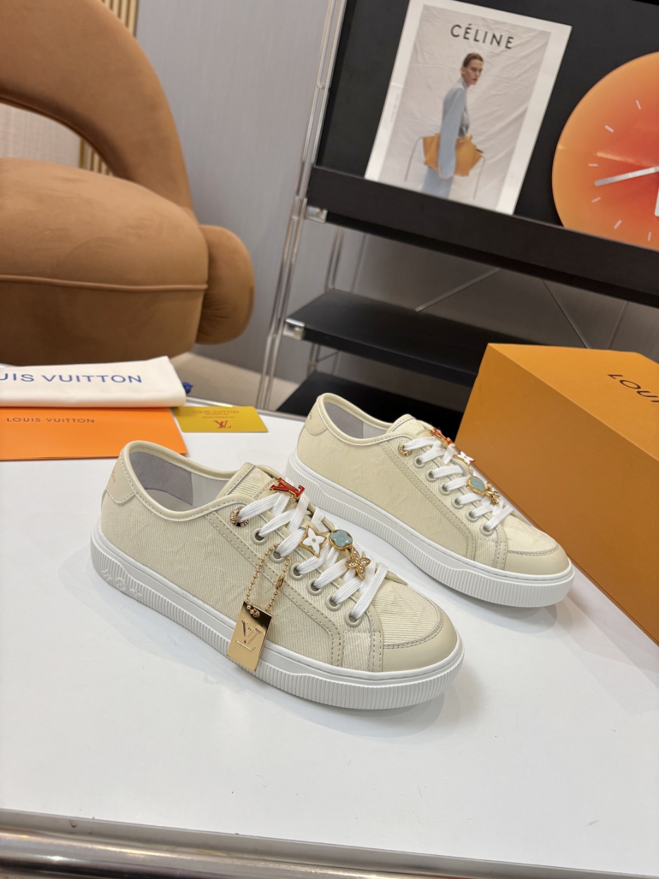 NO:346842,Real price, buckle, couple style, top version) LV Louis Vuitton L Home Donkey Brand②⑤ Lagoon series, thick-soled denim, embossed, presbyopia, thick-soled casual sneakers, skateboard shoes, original purchase and development, making products. This Lagoon sports shoes are made of Monogram denim, injected with a retro atmosphere into the classic design. The leather trim is shown with Louis Vuitton logo, inscribed eyelets, laces and shoelaces highlight the exquisite details, embellishing Monogram The rubber outsole of the floral perfect overall fabric imported custom-made top layer cowhide, inner original imported cowhide, original unslip TPU material, sole, thickness of 2.5CM, size: 35-45 (female 40.41.42, male 39.45 is not returned or exchanged) Packaging and delivery counter exquisite packaging,,louis  vuitton, louis vuitton, louis vuitton, louis vuitton, sneakers, cowhide19860909实价 带扣子 情侣款、顶级版本） LV路易威登L家 驴牌②⑤最新Lagoon系列 厚底丹宁牛仔布 压花 老花 厚底 休闲运动鞋 滑板鞋 原版购入开发 做货 这款Lagoon 运动鞋取材 Monogram 丹宁布,为经典设计注入复古气息.皮革饰边跃现路易威登标识,铭纹孔眼、镶边和鞋带彰显考究细节,点缀 Monogram 花卉的橡胶外底完善整体 面料原版进口定制头层牛皮 内里原版进口牛皮里 鞋底原版开模防滑TPU材质 底厚2.5CM 码数:35-45（女40.41.42、男39.45定不退换） 包装配送专柜精美包装,,louis vuitton,louis vuitton,louis vuitton,louis vuitton,sneakers,cowhide,Men's shoes