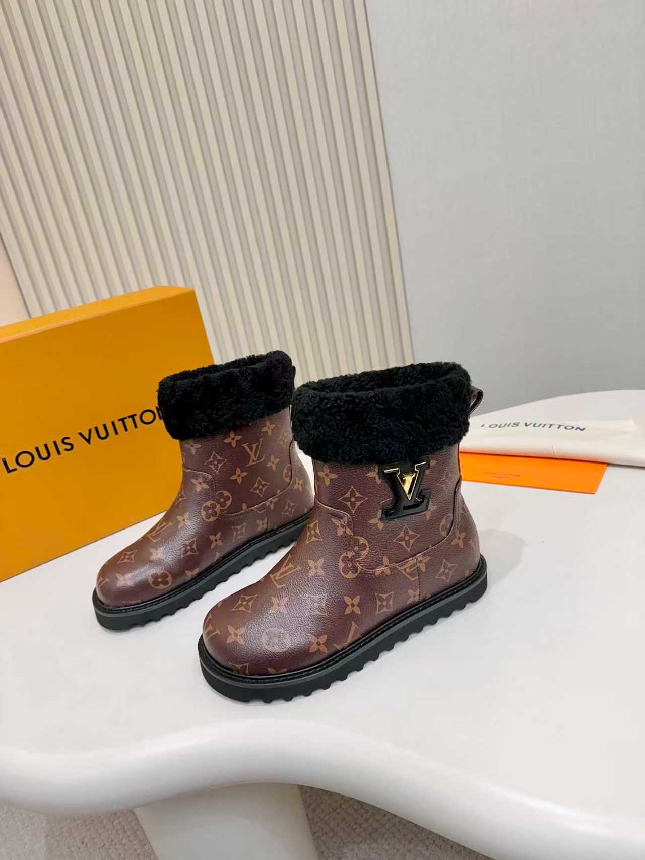 NO:561657,(Top quality) Louis Vuiton·Louis Vuitton 2025ss new LV Aspen Line series wool thick-soled Chelsea short boots, fur boots, snow boots, Martin boots. The top version of the original version was purchased for development and production. This LV snow boot uses the original lasting method. The materials are all original one to one. Pay attention to the difference between the lower version and the molded rubber sole!  The upper is decorated with three-dimensional carvings, which gives it a high-end feel and looks really beautiful on your feet!  Fabric: cow suede/electric embroidery process/presbyopia leather, original wool lining on the inside, original molded outsole on the sole, size 35-42 (40.41.42 custom made, non-returnable), complete set of exquisite packaging box, snow boots, louis vuitton, louis vuitton, louis vuitton, boots19860909（顶级品质） Louis Vuiton·路易威登 2025ss新款 LV Aspen Line系列羊毛厚底切尔西短靴毛靴雪地靴马丁靴 顶级版本原版购入开发做货 此款LV雪地靴采用原版套楦做法,材料全部原版一比一,注意区别低版本成型橡胶底！鞋面装饰立体雕花,高级感十足,上脚实在是美炸了！ 面料牛反绒/电绣工艺/老花皮 内里原版羊毛里 鞋底原版开模大底 码数35-42（40.41.42订做不退换） 包装全套精美包装盒,雪地靴,louis vuitton,louis vuitton,louis vuitton,boots,Women's Shoes