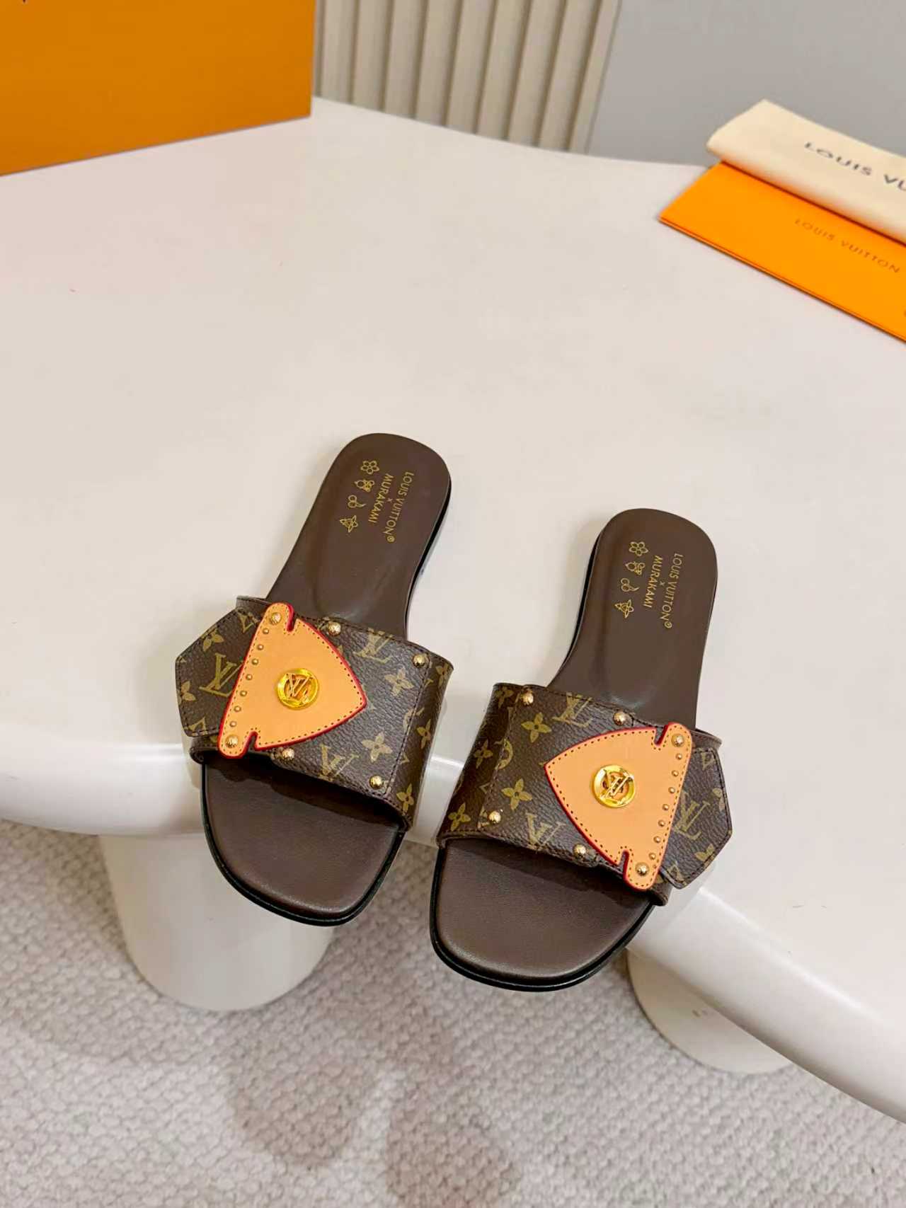 NO:749879,LV | Louis Vuitton 26ss 2026 spring and summer new top version!  !  The original version is the same, focusing on the latest LV  Full of high-end feel!  A popular model among bloggers at home and abroad, it is retro, fashionable and looks great on your feet!  The official website's main recommendation★ - Sweet - ■Highly customized three-color presbyopia leather on the upper ■Imported sheepskin lining on the inside ■Original Italian genuine leather injection molded outsole Shoe size 35-39 (customized 34, 40, 41), slippers, louis vuitton, louis vuitton, stuart weitzman, slippers, sheepskin19860909LV |路易威登26ss 2026春夏新品顶级版本！！原版一致 主打最新款 LV X TM LV FRAME 村上隆联名款平底拖鞋硬货上新 BS 代购级别！高级感十足！国内外博主刷爆的一款,复古又时髦上脚美炸了！官网主推款★ - Sweet - ■鞋面高定制三彩色老花皮 ■内里进口羊皮里 ■大底原版意大利真皮注塑大底 鞋码35-39(34、40、41定制）,拖鞋,louis vuitton,louis vuitton,stuart weitzman,slippers,sheepskin,Women's Shoes