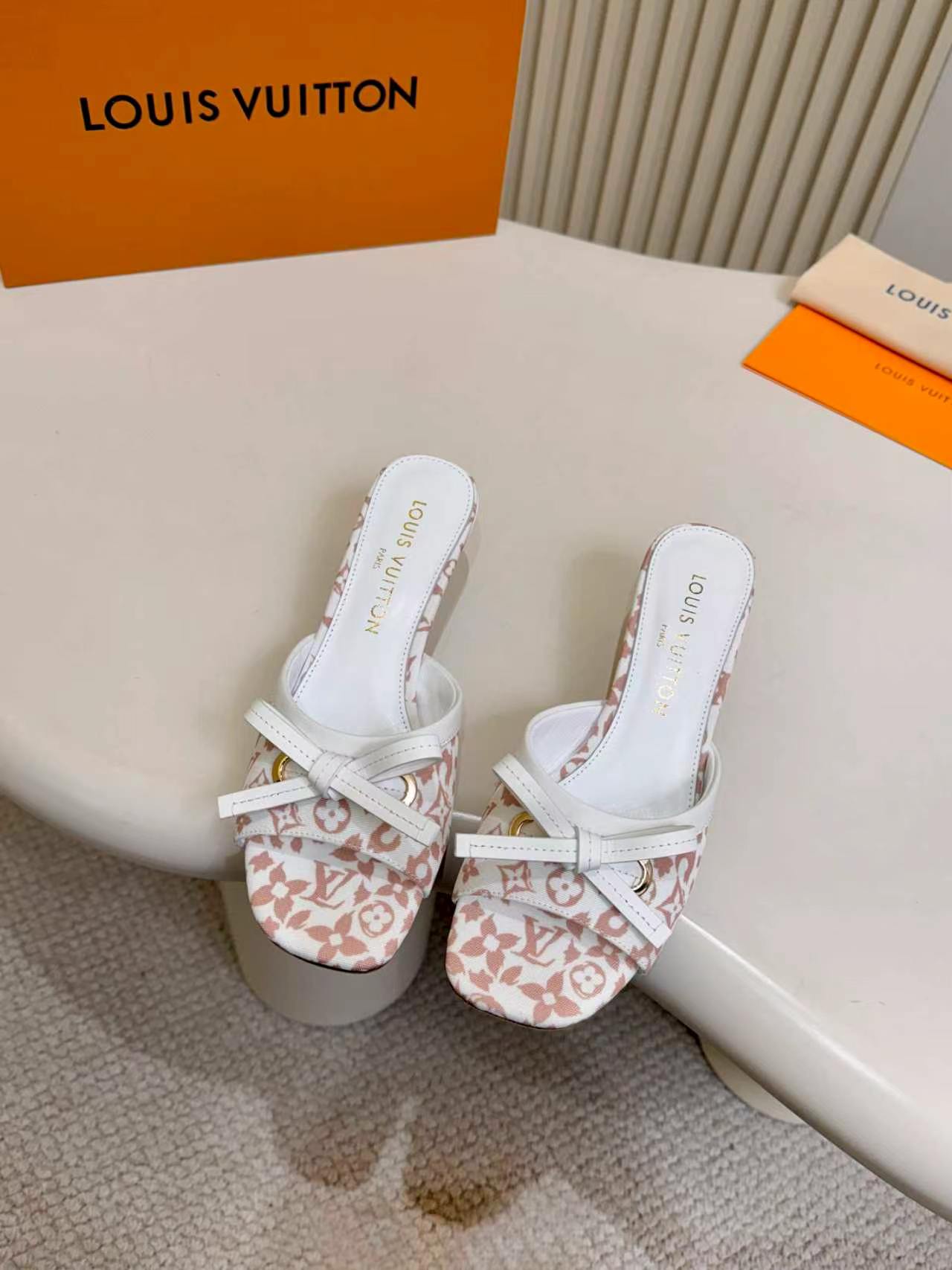NO:789242,[Advanced boutique version] 26S spring and summer new denim denim kitten heel series. Lv presbyopia becomes more and more attractive the more you look at it. Adding denim adds a little more playfulness. It looks good with shorts, short skirts, wide-leg trousers in summer. Kitten heels also have a certain height. Summer sisters must rush. Code number 35-39 [40.41 custom-made, non-refundable] [Full set of high-quality magnet box packaging], high heels and slippers, louis vuitton, high heels, slippers, skirts, shorts19860909【高级精品版】  26S春夏新款丹宁牛仔猫跟系列 Lv老花越看越耐看 加上牛仔就又多一点俏皮感 夏日搭配短裤短裙阔腿长裤都很好看小猫跟也有一定的高度夏日姐妹必冲  码数35-39【40.41定做不退换】【精品磁铁盒全套包装】,高跟鞋拖鞋,louis vuitton,high heels,slippers,skirts,shorts,Women's Shoes