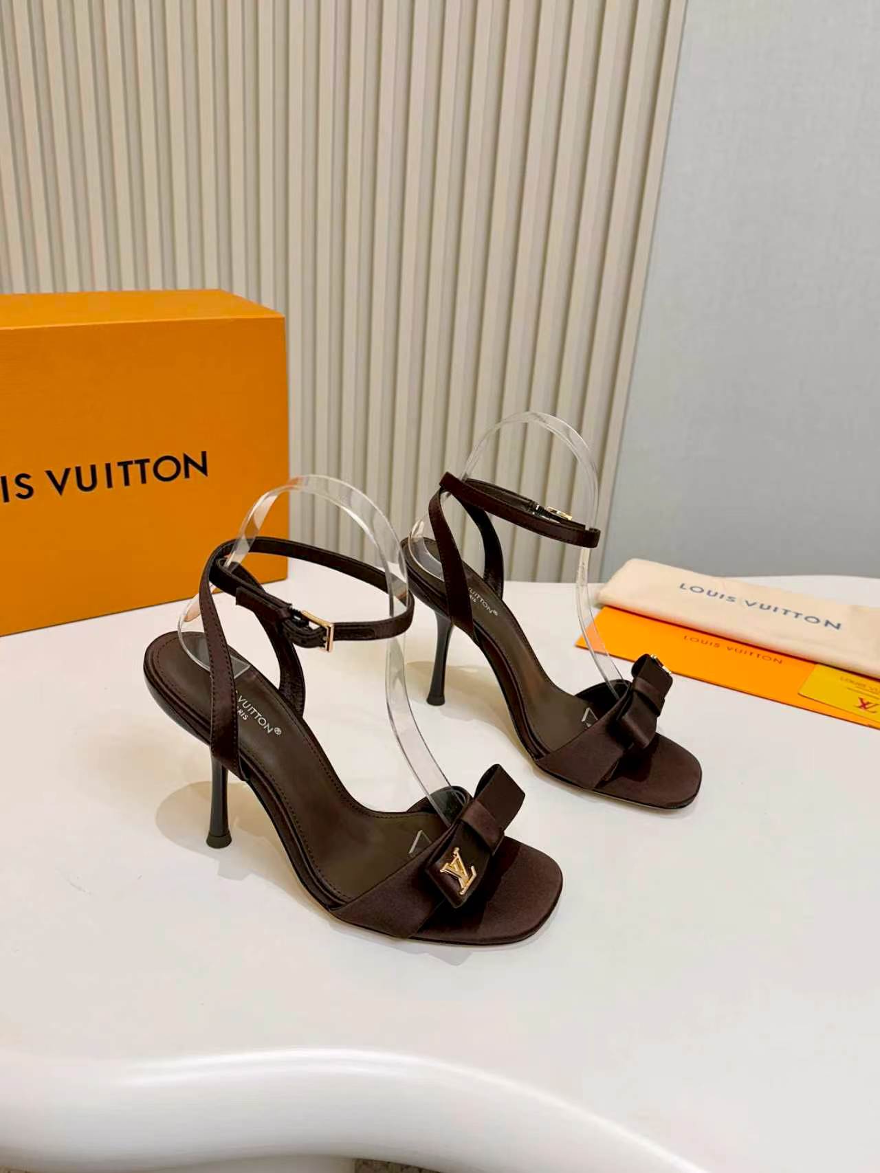 NO:789240,LV bow cat-heeled sandals｜Exquisite ceiling for lazy people to go out. Who knows!  This pair of LV sandals really welds the 'relaxed sense of elegance' to the feet. The satin bow + classic LV gold label are low-key and noble. The cat-heel design is so girl-friendly!  The 4cm heel height perfectly modifies the leg shape, making it very stable when walking. It can be worn for daily commuting and shopping all day long without rubbing your feet. The four colors are milky white and gentle, nude color is white, black is versatile, and dark brown is retro. It will not be stepped on when you close your eyes. The square toe + double strap design makes the feet look small. When you put on the feet, you will feel like a wealthy daughter. If you are lazy, you can just go out with one set, and you will feel high-end.  Every detail reveals the brand's exquisite tone. The versatile pair of sandals that are always missing in the shoe cabinet is it #LVsandals #luxury women's shoes #french style wear #cat heels #summer slippers #high-end wear #伊奇美luxury products Fabric: original sardine fabric, breathable sheepskin lining, Italian genuine leather sole  Size 35-42 (customized 34/40/41/42) [Full set of exquisite magnet box packaging], high heels and slippers, louis vuitton, high heels, slippers, sheepskin19860909LV蝴蝶结猫跟凉拖｜懒人出门的精致天花板  谁懂啊！这双LV凉拖真的把「松弛感贵气」焊在脚上了  缎面蝴蝶结+经典LV金标,低调又显贵,猫跟设计太懂女生了！4cm跟高完美修饰腿型,走路稳到飞起,日常通勤、逛街穿一整天都不磨脚. 四色全齐奶白温柔、裸色显白、黑色百搭、深棕复古,闭眼入都不踩雷. 方头+双带设计超显脚小,上脚就是富家千金既视感,懒人出门一套就走,高级感直接拉满. 每一处细节都透着品牌的精致调性,鞋柜里永远缺的那双百搭凉拖,就是它了  #LV凉拖 #奢侈品女鞋 #法式穿搭 #猫跟鞋 #夏日拖鞋 #高级感穿搭 #亿奇美奢品 面料: 原版沙丁布面料 内里透气羊皮 鞋底意大利真皮底 码数35－42(34/40/41/42定做)【精品磁铁盒全套包装】,高跟鞋拖鞋,louis vuitton,high heels,slippers,sheepskin,Women's Shoes