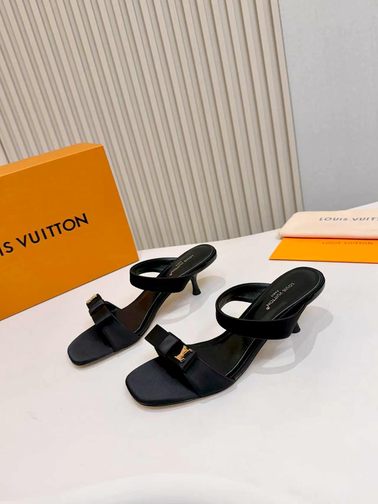 NO:781895,LV bow cat-heeled sandals｜Exquisite ceiling for lazy people to go out. Who knows!  This pair of LV sandals really welds the 'relaxed sense of elegance' to the feet. The satin bow + classic LV gold label are low-key and noble. The cat-heel design is so girl-friendly!  The 4cm heel height perfectly modifies the leg shape, making it very stable when walking. It can be worn for daily commuting and shopping all day long without rubbing your feet. The four colors are milky white and gentle, nude color is white, black is versatile, and dark brown is retro. It will not be stepped on when you close your eyes. The square toe + double strap design makes the feet look small. When you put on the feet, you will feel like a wealthy daughter. If you are lazy, you can just go out with one set, and you will feel high-end.  Every detail reveals the exquisite tone of the brand. The versatile pair of sandals that are always missing in the shoe cabinet is it #LVsandals #luxury women's shoes #french style wear #cat heels #summer slippers #high-end wear #伊奇美luxury products Fabric: original sardine fabric, breathable sheepskin lining, Italian genuine leather sole, size 35-42 (34/40/41/42 custom-made), high-heeled shoes, Louis  vuitton,high heels,slippers,sheepskin19860909LV蝴蝶结猫跟凉拖｜懒人出门的精致天花板  谁懂啊！这双LV凉拖真的把「松弛感贵气」焊在脚上了  缎面蝴蝶结+经典LV金标,低调又显贵,猫跟设计太懂女生了！4cm跟高完美修饰腿型,走路稳到飞起,日常通勤、逛街穿一整天都不磨脚. 四色全齐奶白温柔、裸色显白、黑色百搭、深棕复古,闭眼入都不踩雷. 方头+双带设计超显脚小,上脚就是富家千金既视感,懒人出门一套就走,高级感直接拉满. 每一处细节都透着品牌的精致调性,鞋柜里永远缺的那双百搭凉拖,就是它了  #LV凉拖 #奢侈品女鞋 #法式穿搭 #猫跟鞋 #夏日拖鞋 #高级感穿搭 #亿奇美奢品 面料: 原版沙丁布面料 内里透气羊皮 鞋底意大利真皮底 码数35－42(34/40/41/42定做),高跟鞋拖鞋,louis vuitton,high heels,slippers,sheepskin,Women's Shoes