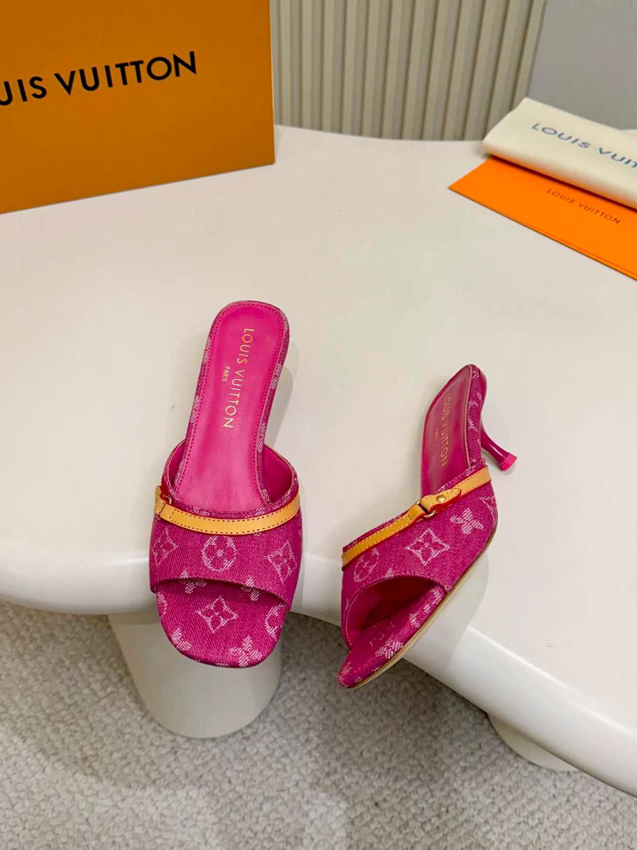 NO:870574,The heel height is 5.5cm. The top version of fashion must-have LV Louis Vuitton high-heeled slippers, a new luxury experience. Beautiful slippers. It uses high-end genuine leather soles and feels comfortable on the feet. Every step feels like walking on the clouds. High-end lasting technology makes the feet feel incomparable!  The perfect combination of brand printed fabrics and brand hardware buckles collides with a unique fashion spark, setting off the nobility and luxury!  Classic design, exquisite craftsmanship, and quality in every detail. Whether it is a casual style with jeans or an elegant skirt, it can be easily controlled. Wear this pair of shoes and become the focus of fashion on the street, showing your elegant taste!  Fabric Brand Printed Fabric Breathable Sheepskin Lining Sole Italian Genuine Leather Bottom Size 35-42 (40/41/42 Customized) Price, high heels and slippers, louis vuitton, louis vuitton, high heels, slippers, skirts, jeans, sheepskin19860909跟高5.5cm 顶级版本时尚必备 LV路易威登高跟拖鞋,奢华新体验 绝美拖鞋 它采用高档真皮底,脚感舒适,每一步都仿佛走在云端. 高端的调楦工艺,脚感舒适无敌！ 品牌印花面料与品牌五金饰扣的完美结合,碰撞出独特的时尚火花,衬托出高贵与我奢华！ 经典的设计,精湛的工艺,细节之处尽显品质. 无论是搭配牛仔裤的休闲风,还是裙装的优雅范,它都能轻松驾驭. 穿上这双鞋,成为街头的时尚焦点,彰显您的高雅品味！ 面料品牌印花面料 内里透气羊皮 鞋底意大利真皮底 码数35－42(40/41/42定做) 价格,高跟鞋拖鞋,louis vuitton,louis vuitton,high heels,slippers,skirts,jeans,sheepskin,Women's Shoes