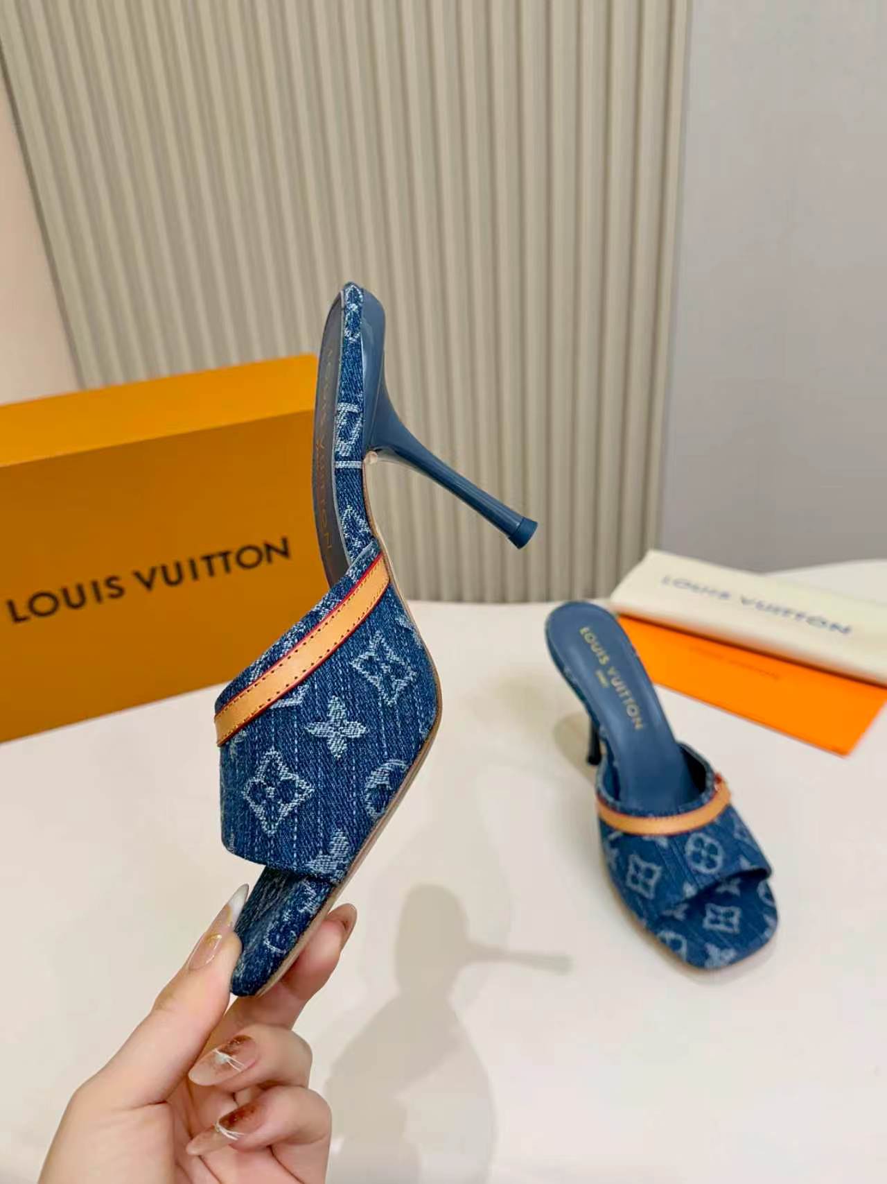 NO:870584,The heel height is 10.5cm. The top version of the fashion must-have LV Louis Vuitton high-heeled slippers, a new luxury experience. Beautiful slippers. It uses high-end genuine leather soles and feels comfortable on the feet. Every step feels like walking on the clouds. High-end lasting technology makes the feet feel incomparable!  The perfect combination of brand printed fabrics and brand hardware buckles collides with a unique fashion spark, setting off the nobility and luxury!  Classic design, exquisite craftsmanship, and quality in every detail. Whether it is a casual style with jeans or an elegant skirt, it can be easily controlled. Wear this pair of shoes and become the focus of fashion on the street, showing your elegant taste!  Fabric Brand Printed Fabric Breathable Sheepskin Lining Sole Italian Genuine Leather Bottom Size 35-42 (40/41/42 Customized) Price, high heels and slippers, louis vuitton, louis vuitton, high heels, slippers, skirts, jeans, sheepskin19860909跟高10.5cm 顶级版本时尚必备 LV路易威登高跟拖鞋,奢华新体验 绝美拖鞋 它采用高档真皮底,脚感舒适,每一步都仿佛走在云端. 高端的调楦工艺,脚感舒适无敌！ 品牌印花面料与品牌五金饰扣的完美结合,碰撞出独特的时尚火花,衬托出高贵与我奢华！ 经典的设计,精湛的工艺,细节之处尽显品质. 无论是搭配牛仔裤的休闲风,还是裙装的优雅范,它都能轻松驾驭. 穿上这双鞋,成为街头的时尚焦点,彰显您的高雅品味！ 面料品牌印花面料 内里透气羊皮 鞋底意大利真皮底 码数35－42(40/41/42定做) 价格,高跟鞋拖鞋,louis vuitton,louis vuitton,high heels,slippers,skirts,jeans,sheepskin,Women's Shoes
