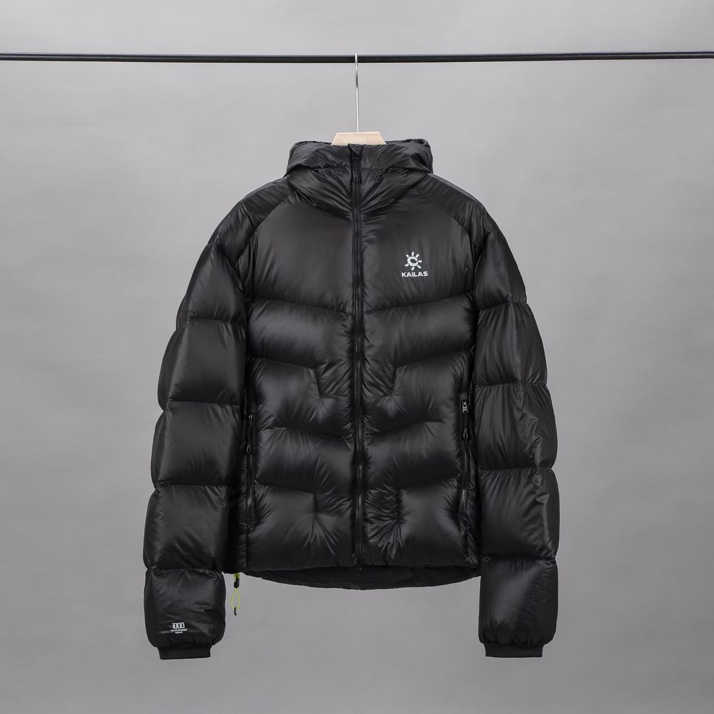 本地自取💰599
【25款顶级品质凯乐石】KAILAS 5000GT 防风保暖拒水轻量易收纳高海拔徒步登山运动户外连帽羽绒服 男女同款

1000蓬松度！国标90绒支持检测！可拆不是90绒包赔！！！

一体式立体调节风帽 轻量便捷 下摆抽绳可快速调节
便捷自收纳内侧拉链口袋提供收纳功能，打开秒回弹

布料ZERO-Gravity 超轻量科技仅三分之一A4纸厚度 透光不钻绒  充绒均匀强效锁温 轻盈灵活 
25年最火羽绒服GT5000 出货！
受无数户外人追捧的高蓬松度羽绒服重磅出货！高密度防水面料，防风保暖效果好！
连帽设计，防风防雨，两侧拉链口袋实用方便
拉链全都是YKK带编码的，做工精细
三标齐全对标对版的，品质一样细节一致

玄铁黑 青柠绿 天池蓝 栗色棕 青苍绿 玄幽紫 苍月蓝
尺码：S-XXL
