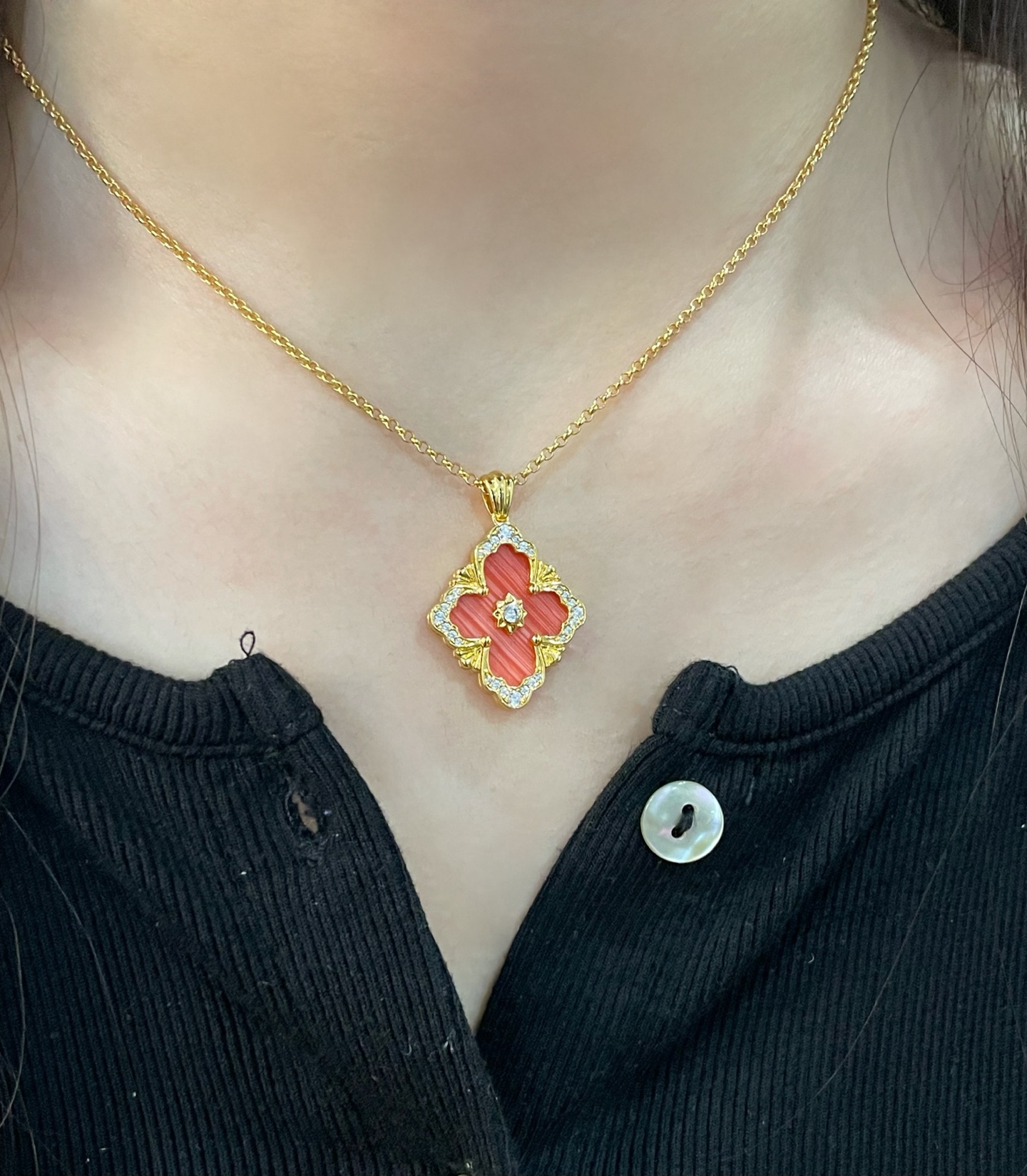 V金材质 布契拉提大号歌剧院系列红纹石项链，复古宫廷风四叶草，四瓣花贝壳双面项链，太有意式风情了，整件作