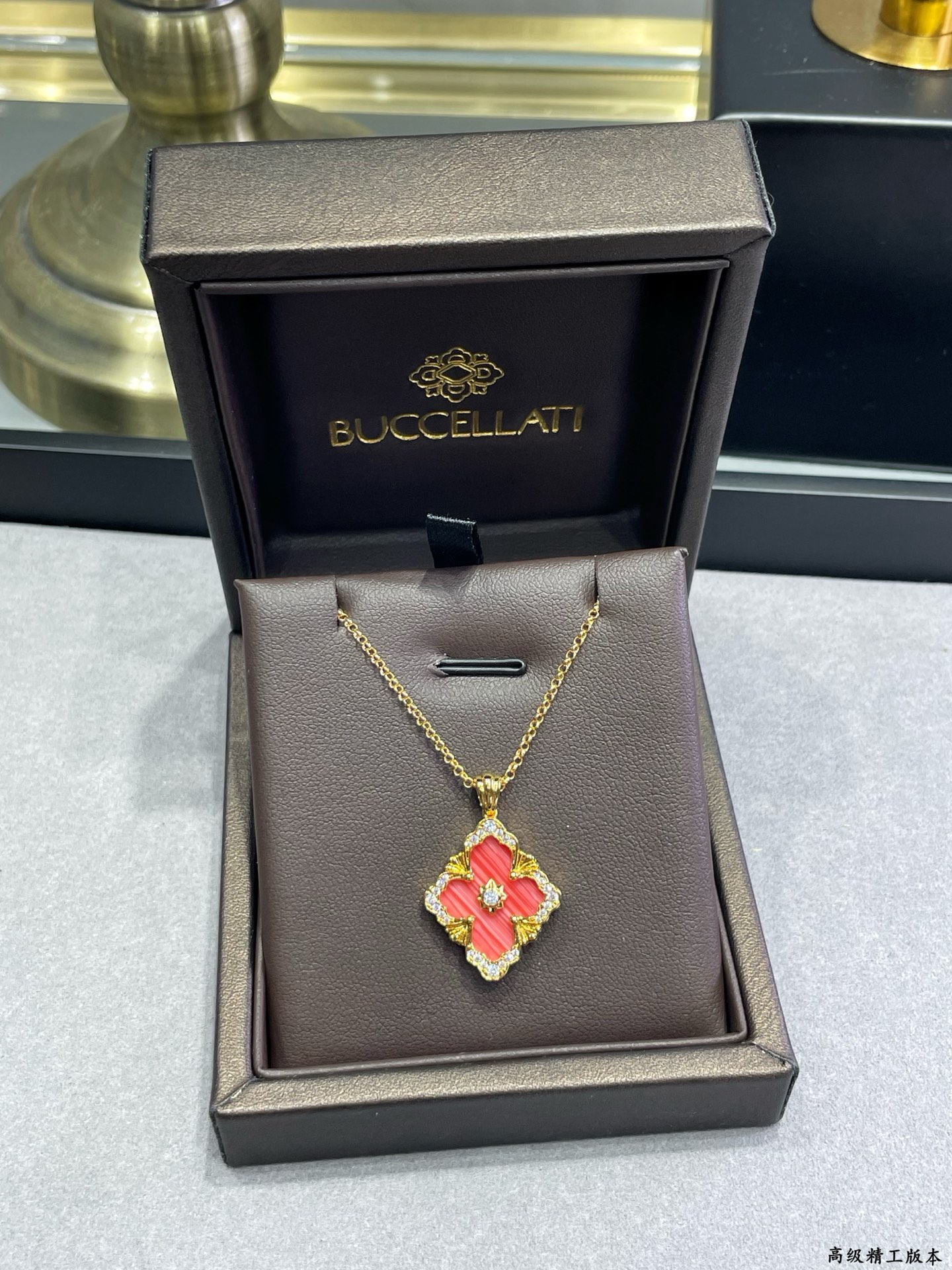 V金材质 布契拉提大号歌剧院系列红纹石项链，复古宫廷风四叶草，四瓣花贝壳双面项链，太有意式风情了，整件作