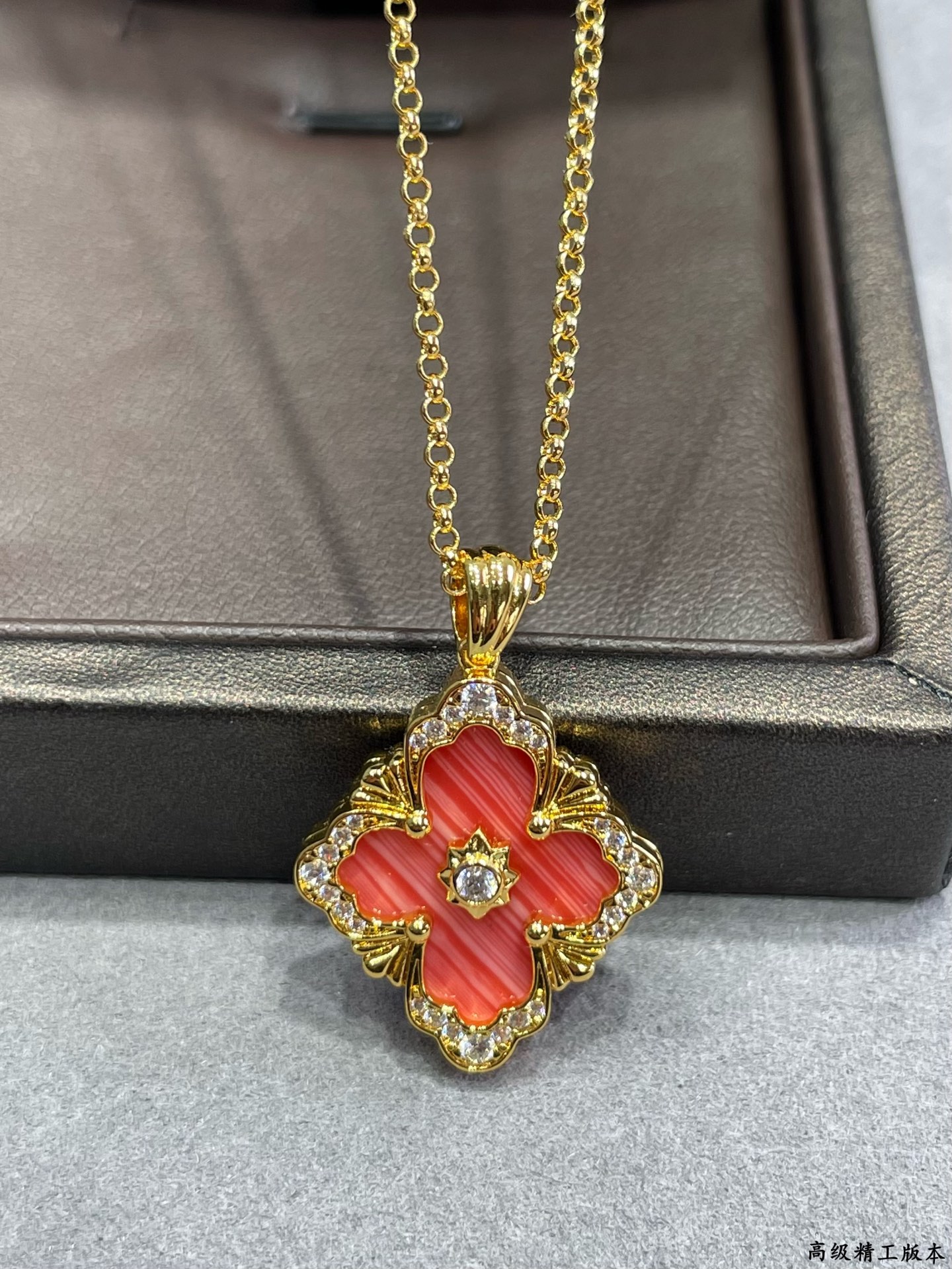 V金材质 布契拉提大号歌剧院系列红纹石项链，复古宫廷风四叶草，四瓣花贝壳双面项链，太有意式风情了，整件作