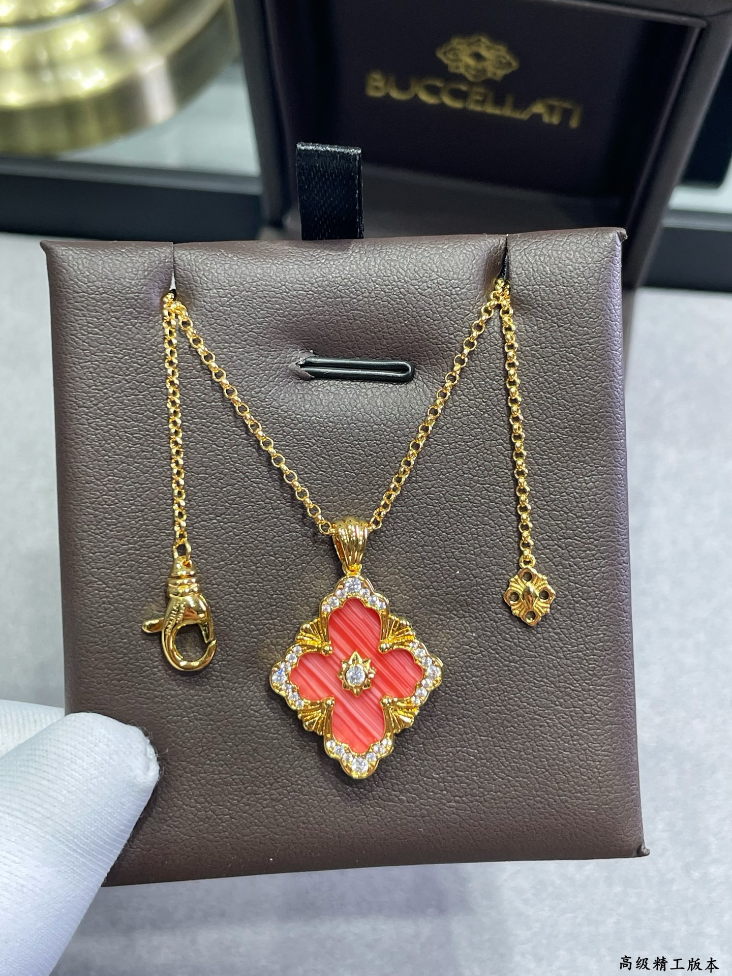 V金材质 布契拉提大号歌剧院系列红纹石项链，复古宫廷风四叶草，四瓣花贝壳双面项链，太有意式风情了，整件作