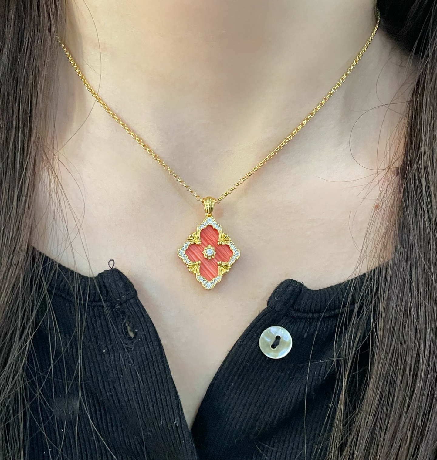 V金材质 布契拉提大号歌剧院系列红纹石项链，复古宫廷风四叶草，四瓣花贝壳双面项链，太有意式风情了，整件作