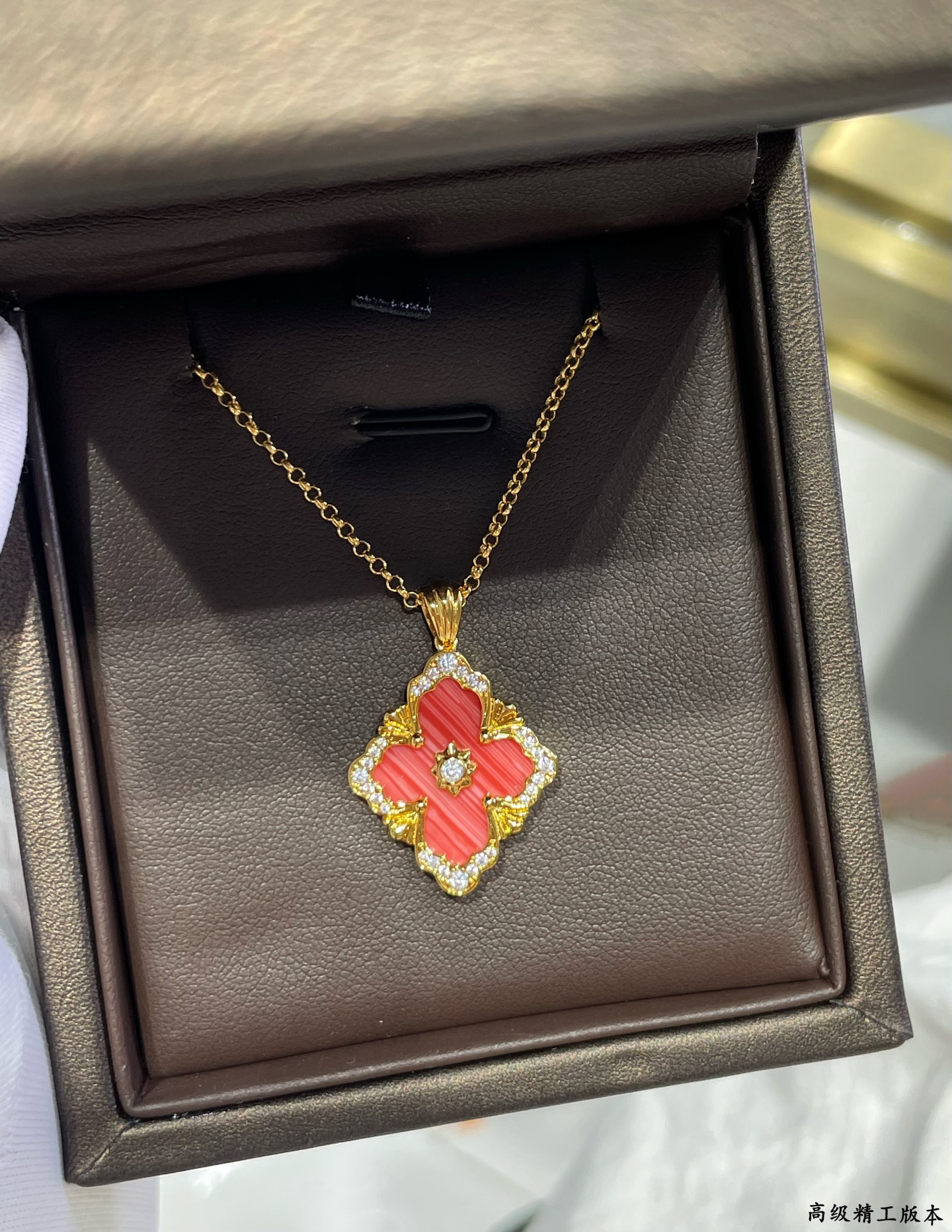 V金材质 布契拉提大号歌剧院系列红纹石项链，复古宫廷风四叶草，四瓣花贝壳双面项链，太有意式风情了，整件作