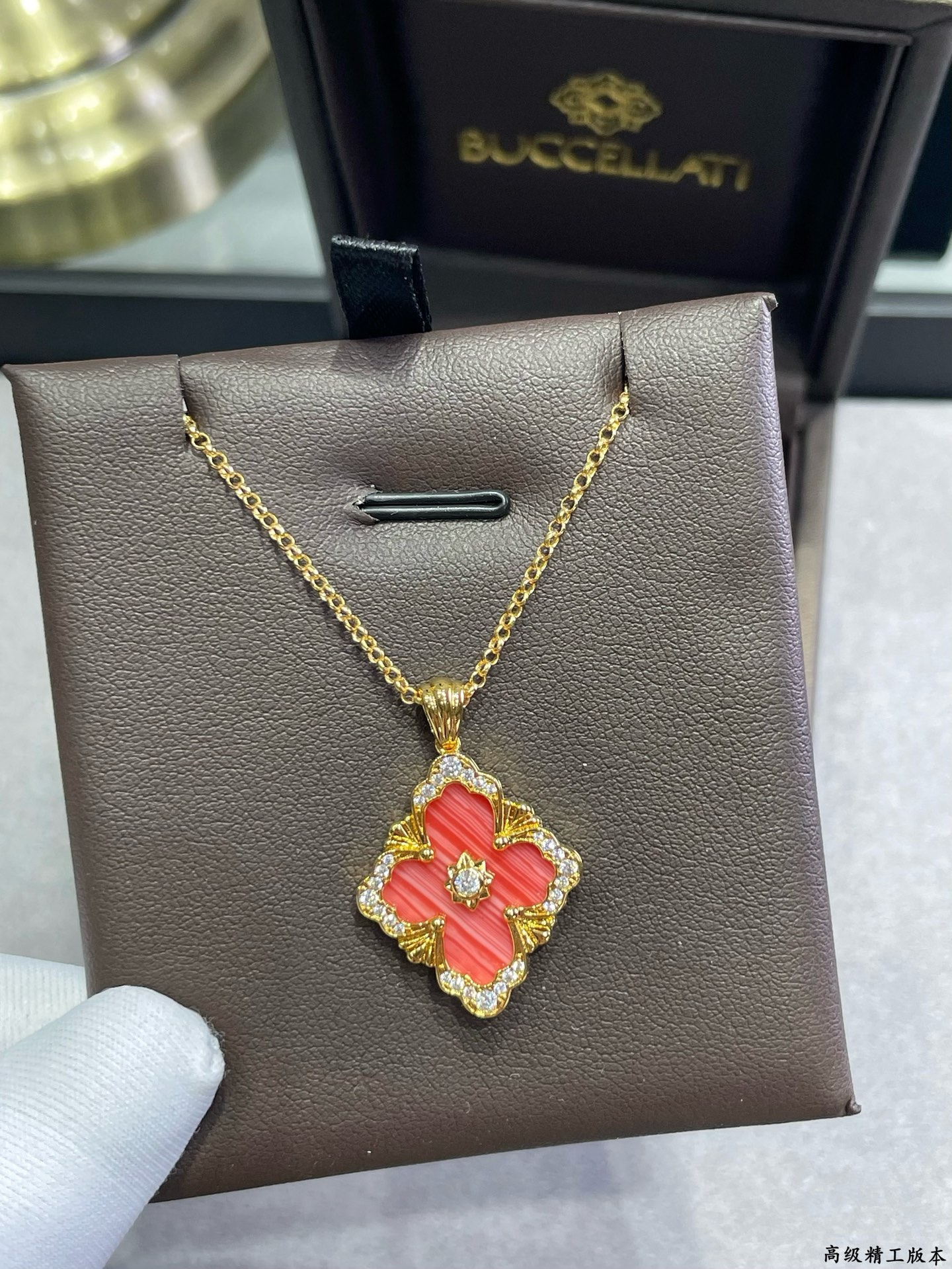 V金材质 布契拉提大号歌剧院系列红纹石项链，复古宫廷风四叶草，四瓣花贝壳双面项链，太有意式风情了，整件作