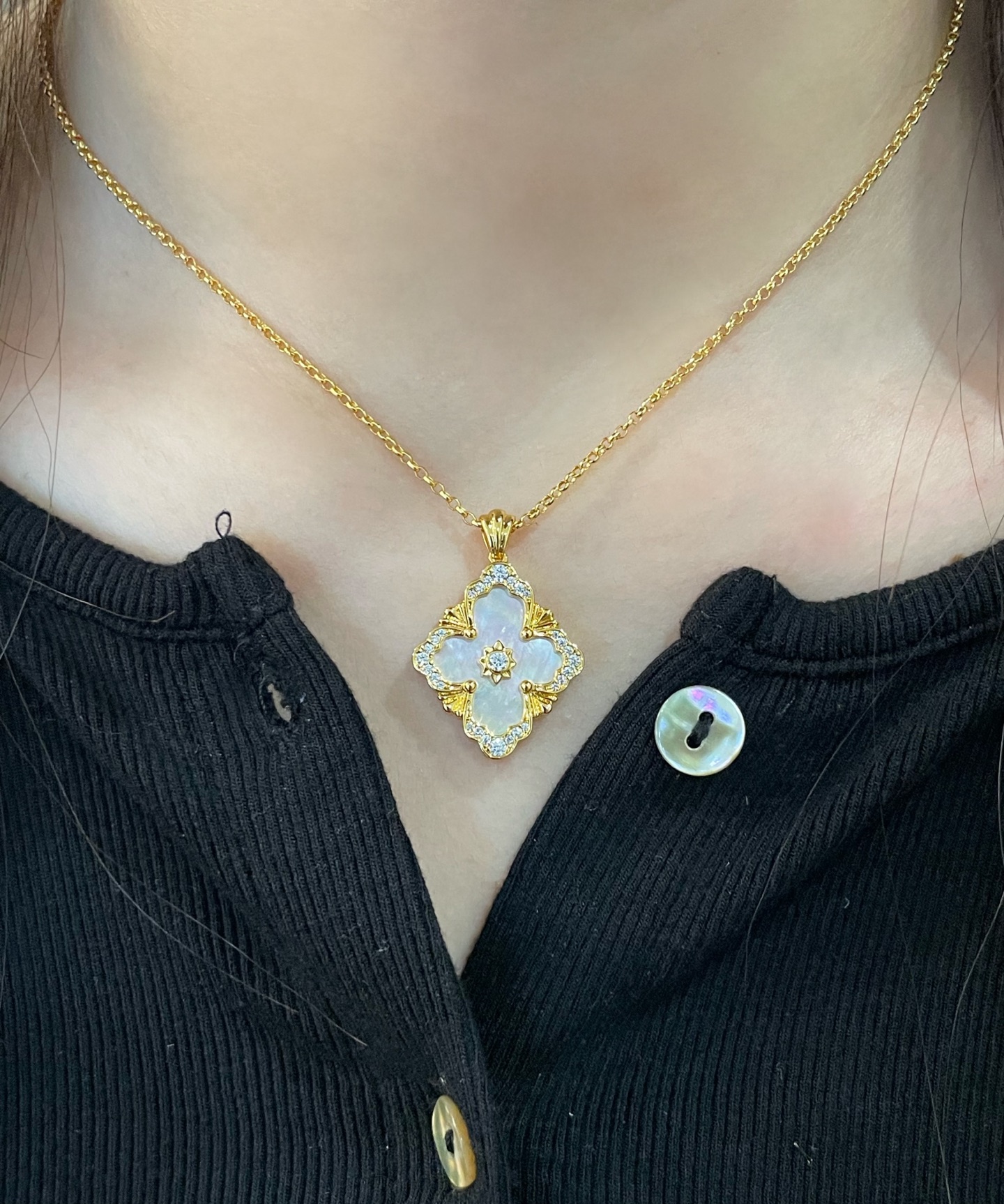 V金材质 布契拉提大号歌剧院系列全白贝项链，复古宫廷风四叶草，四瓣花贝壳双面项链，太有意式风情了，整件作