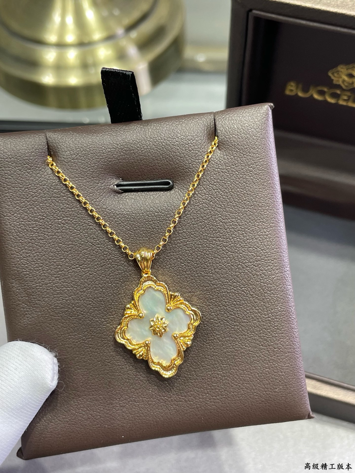 V金材质 布契拉提大号歌剧院系列全白贝项链，复古宫廷风四叶草，四瓣花贝壳双面项链，太有意式风情了，整件作