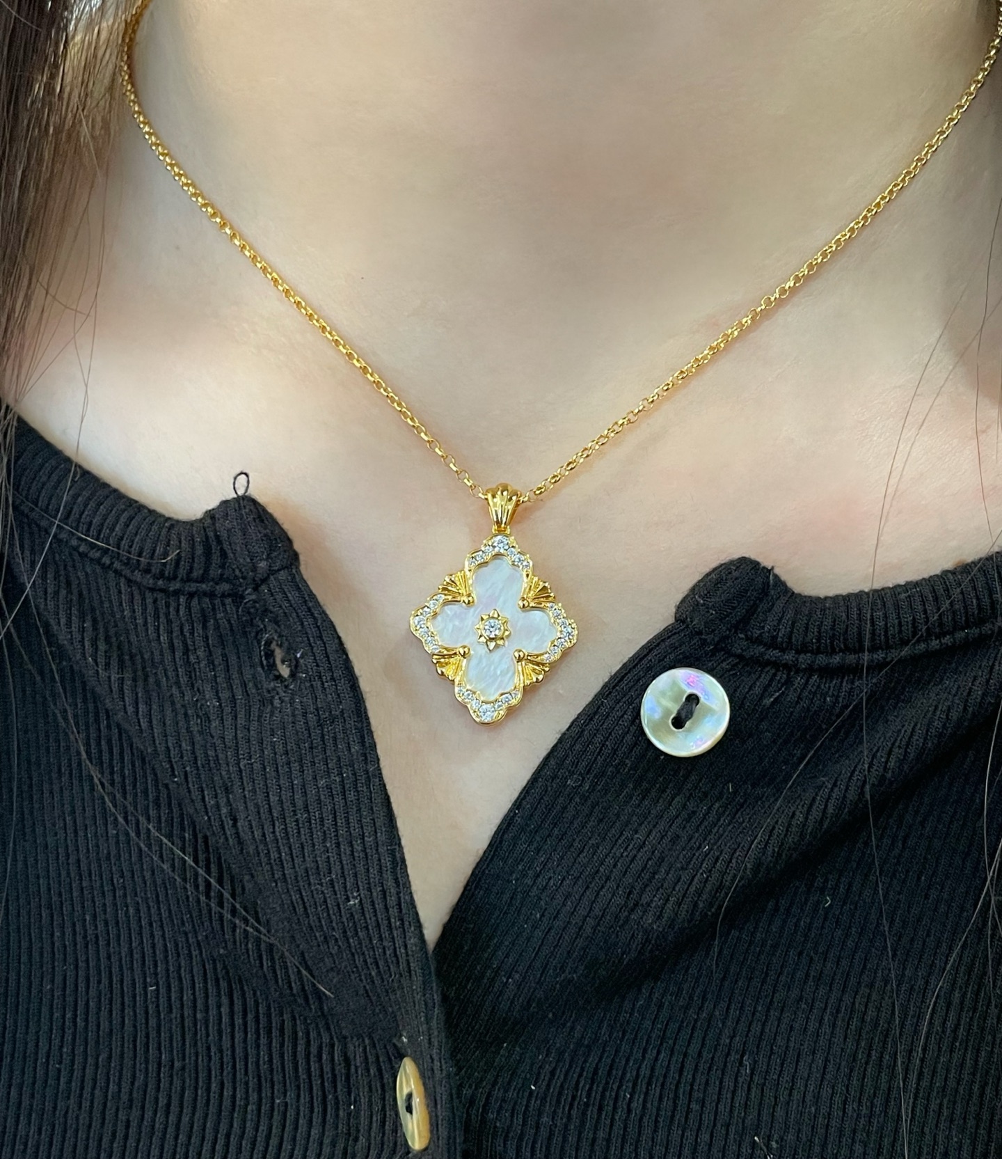 V金材质 布契拉提大号歌剧院系列全白贝项链，复古宫廷风四叶草，四瓣花贝壳双面项链，太有意式风情了，整件作