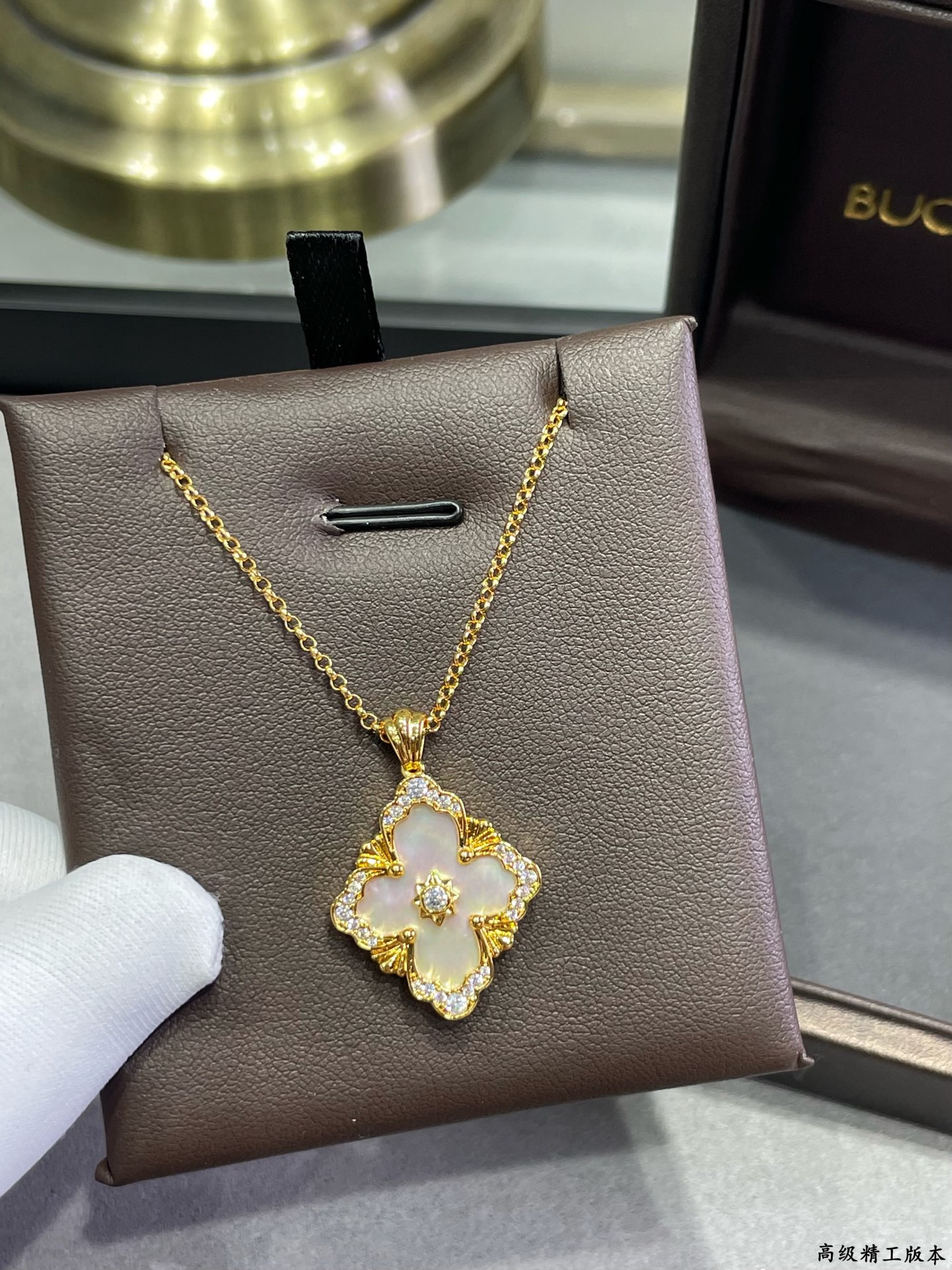 V金材质 布契拉提大号歌剧院系列全白贝项链，复古宫廷风四叶草，四瓣花贝壳双面项链，太有意式风情了，整件作