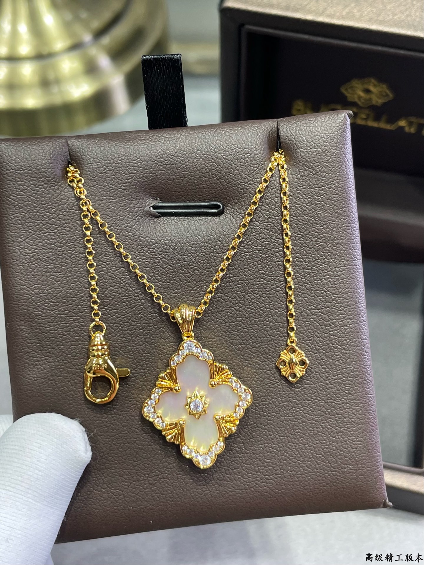 V金材质 布契拉提大号歌剧院系列全白贝项链，复古宫廷风四叶草，四瓣花贝壳双面项链，太有意式风情了，整件作