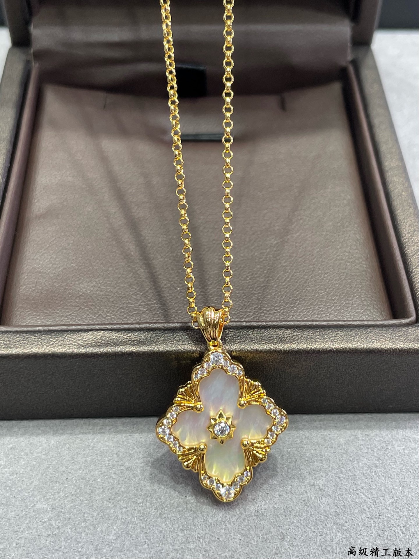 V金材质 布契拉提大号歌剧院系列全白贝项链，复古宫廷风四叶草，四瓣花贝壳双面项链，太有意式风情了，整件作