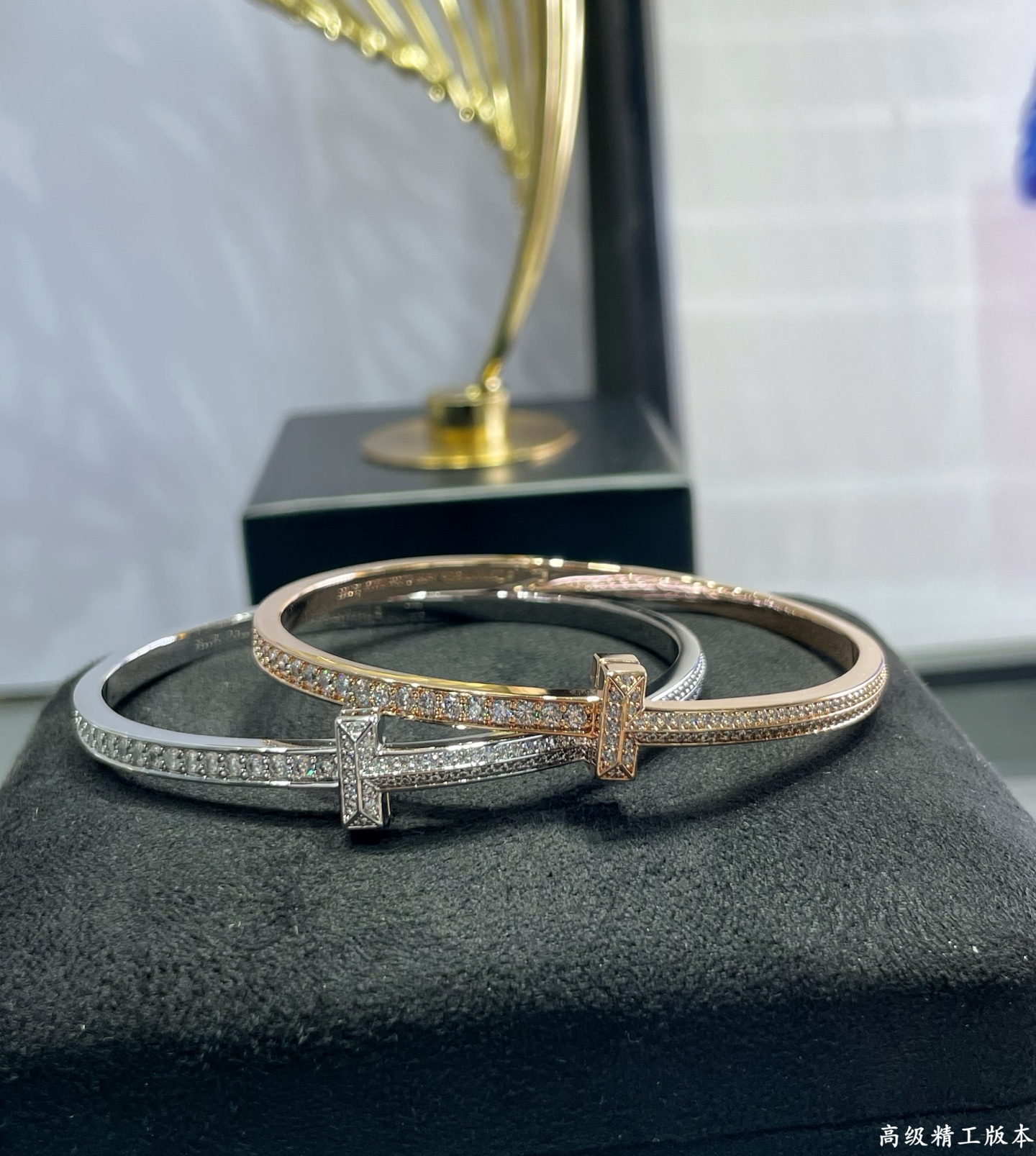 Luxury Tiffany T1 Bracelet: Hand-Laid Drills, Gold Material, Face-Flips Intact. - 图片 2