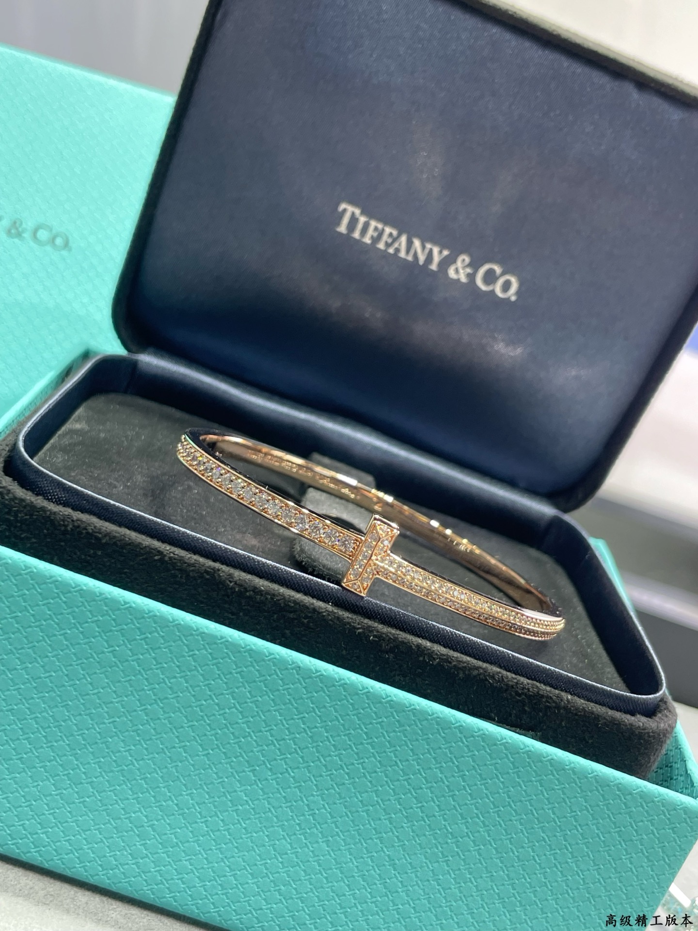 Luxury Tiffany T1 Bracelet: Hand-Laid Drills, Gold Material, Face-Flips Intact. - 图片 3