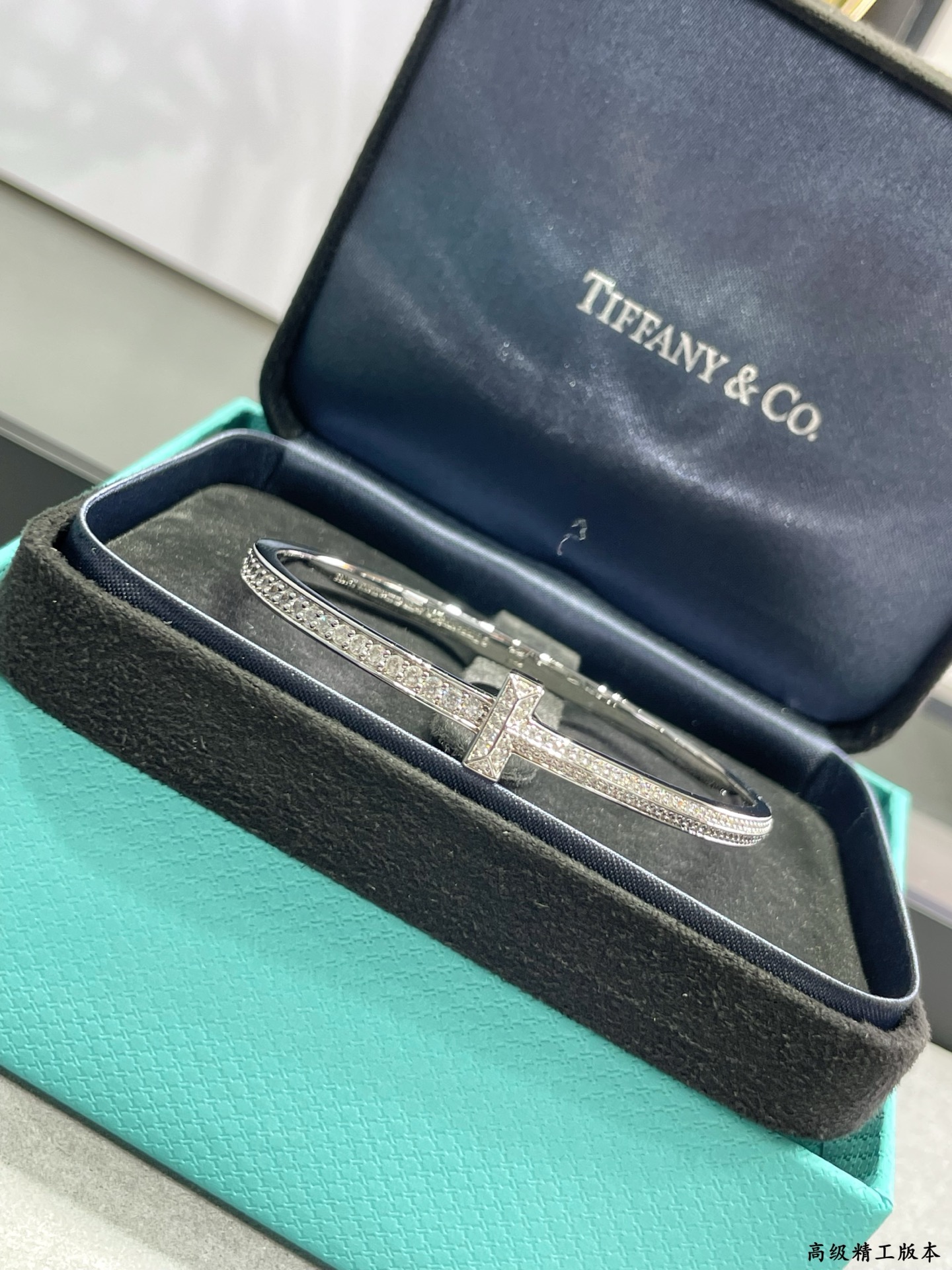 Luxury Tiffany T1 Bracelet: Hand-Laid Drills, Gold Material, Face-Flips Intact. - 图片 4